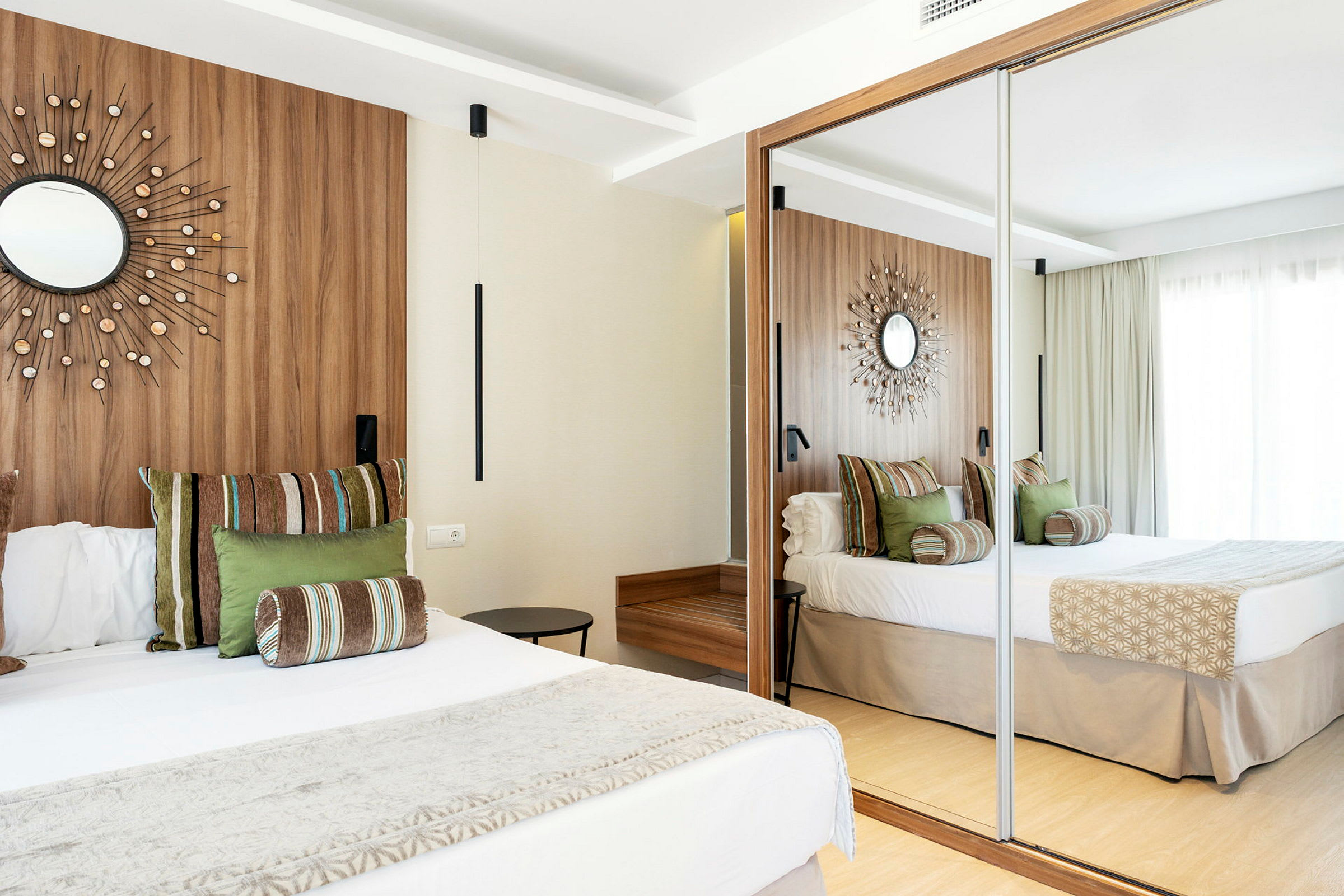 Suite med to rom mot omgivelsene