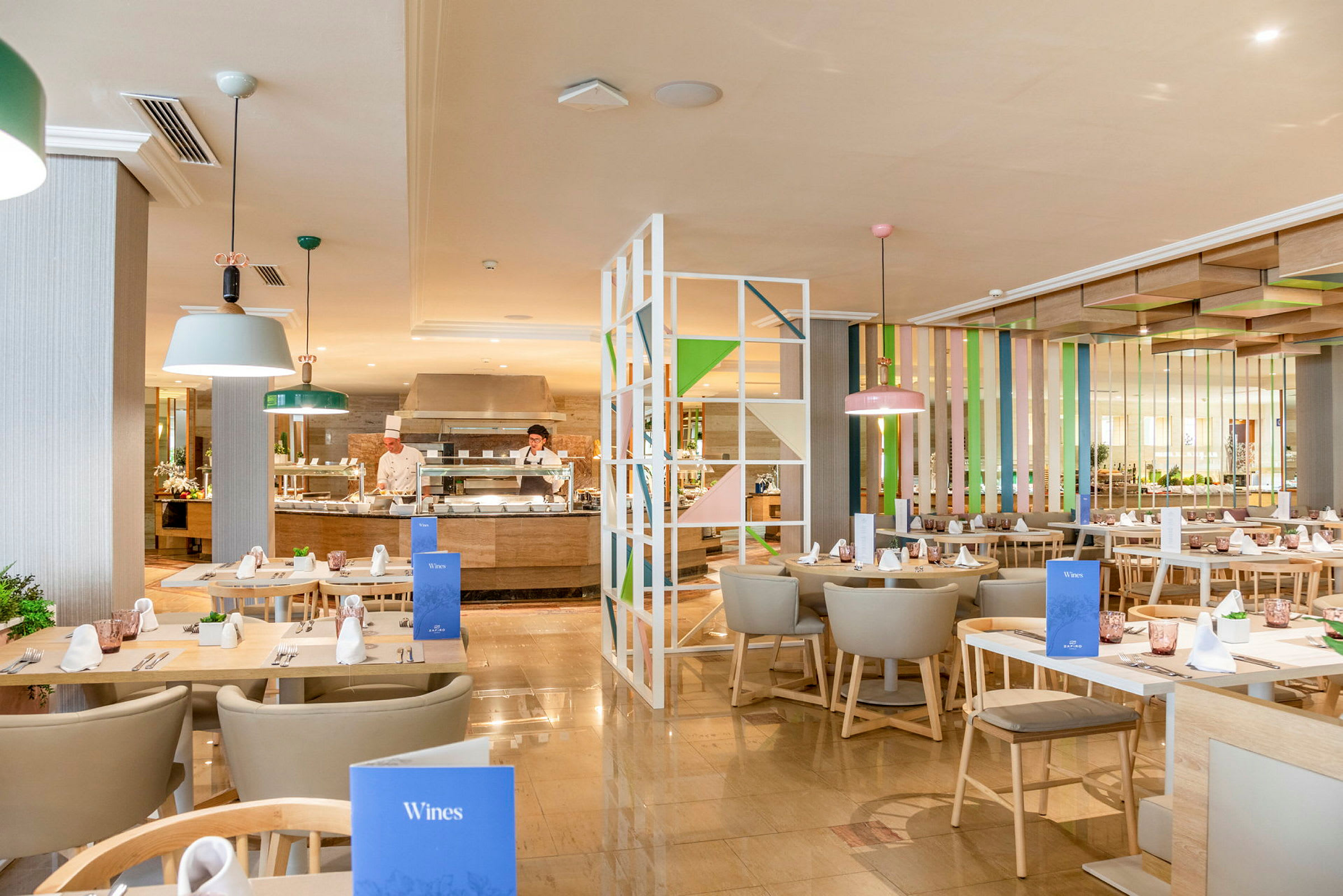 En restaurant med moderne møbler og en serveringsdisk i bakgrunnen. (AI-generert tekst)
