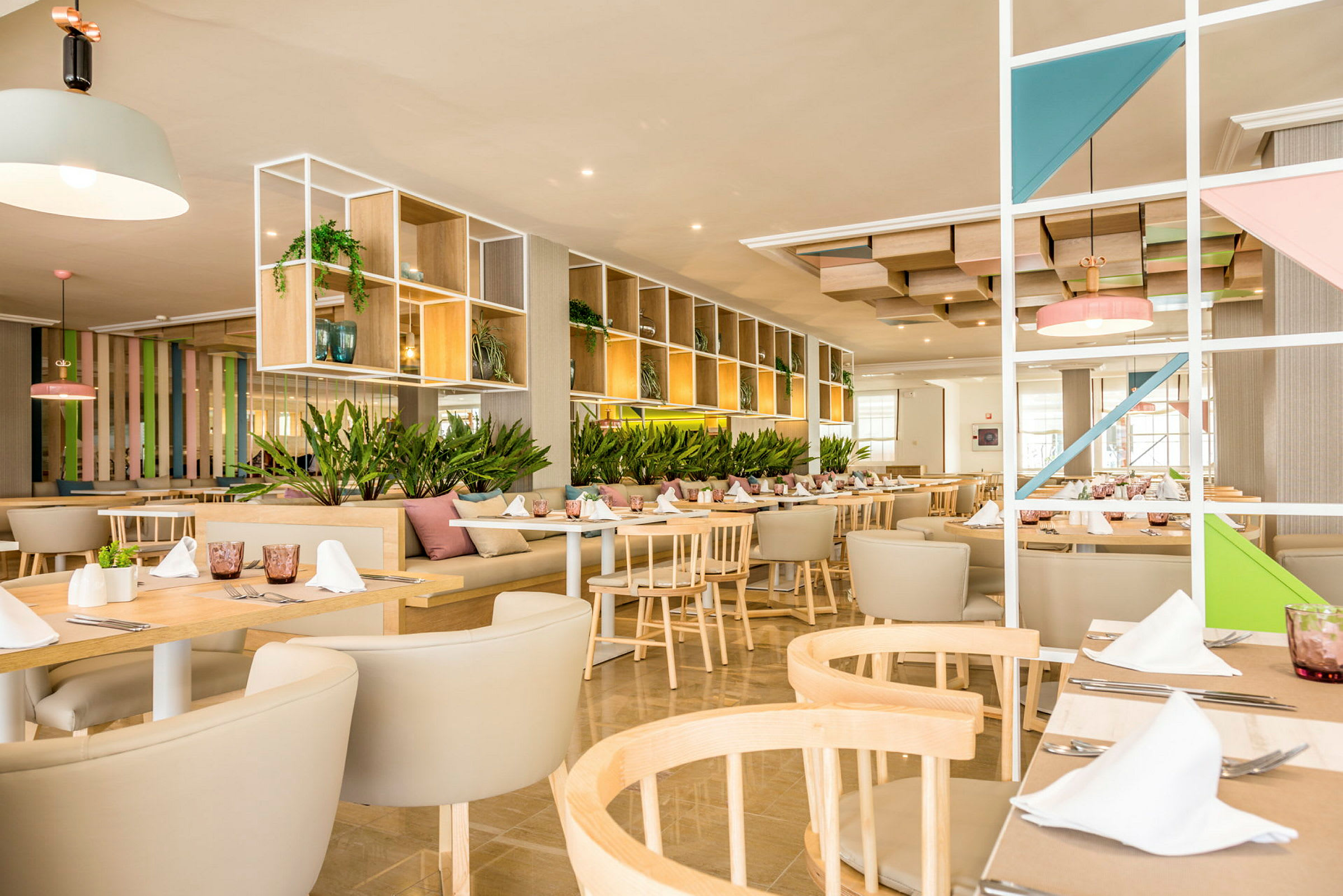Interiør av en moderne restaurant med bord, stoler og dekorative elementer. (AI-generert tekst)