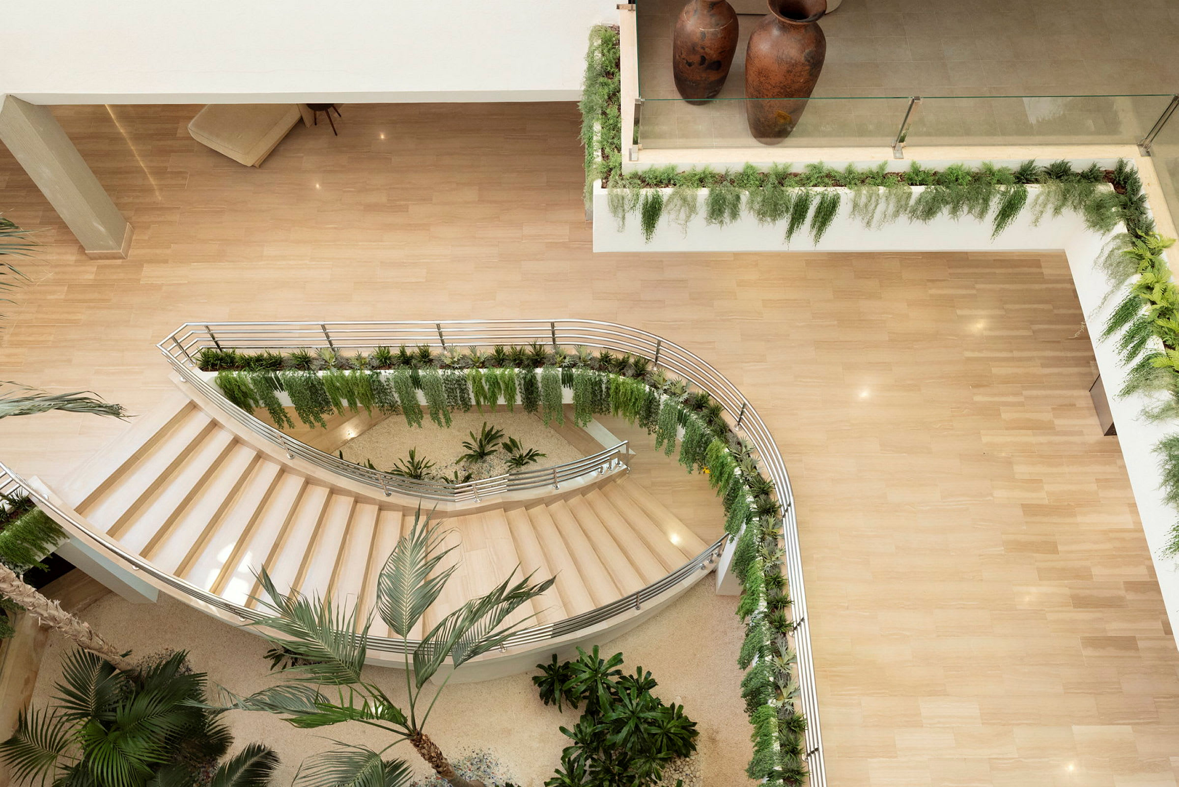 Innvendig trapp med beplantning og moderne design. (AI-generert tekst)