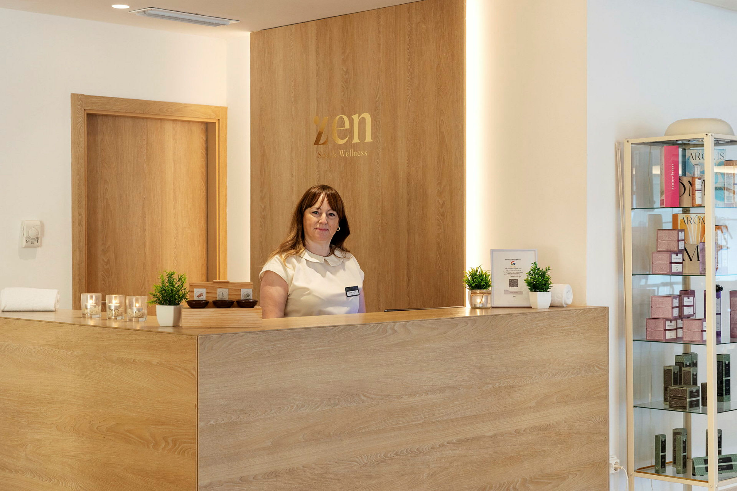 Resepsjonen på et spa med en medarbeider bak disken. (AI-generert tekst)
