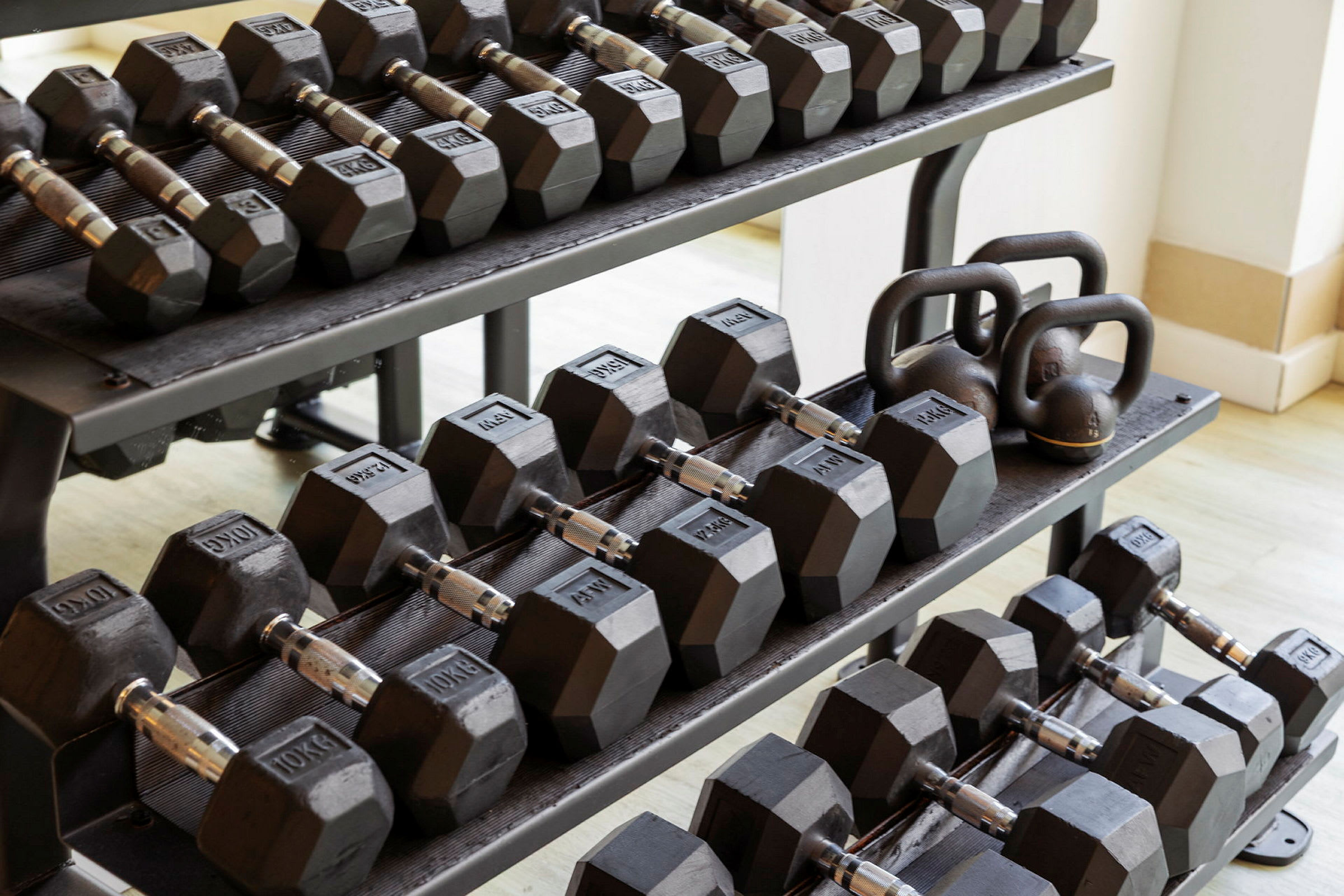 Et stativ med vekter og kettlebells i svart metall. (AI-generert tekst)