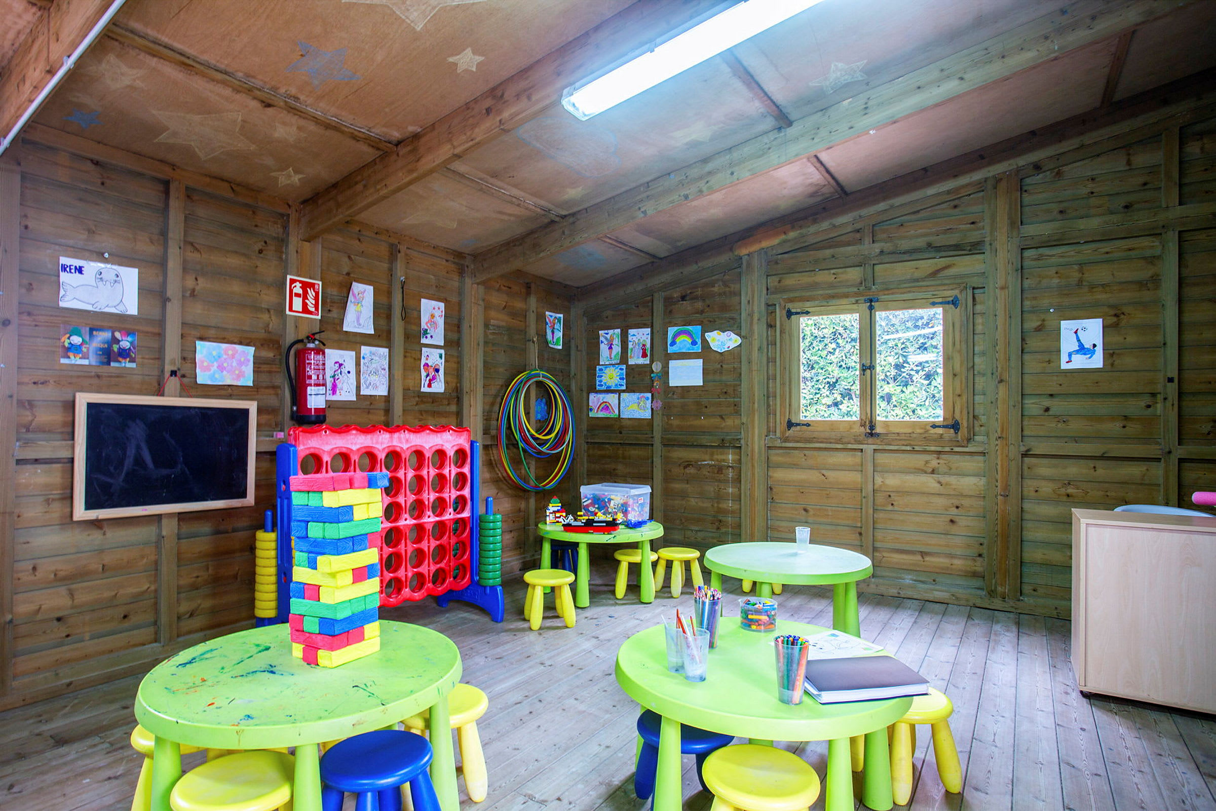Bilde av et lekerom med møbler for barn og pedagogisk materiale. (AI-generert tekst)