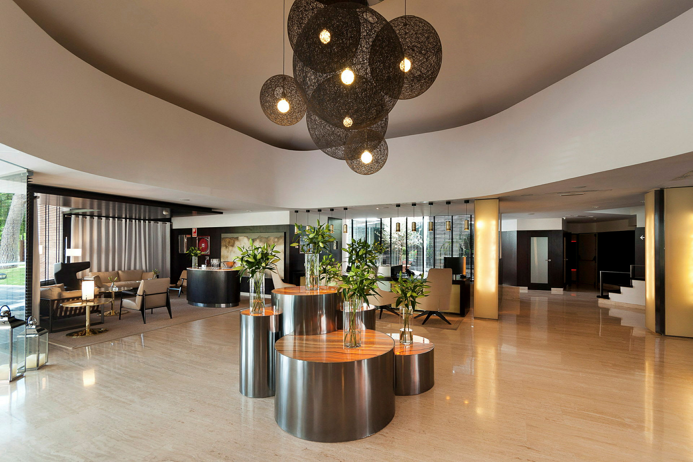 Hotellobby med elegant innredning, sittegrupper og dekorasjoner. (AI-generert tekst)