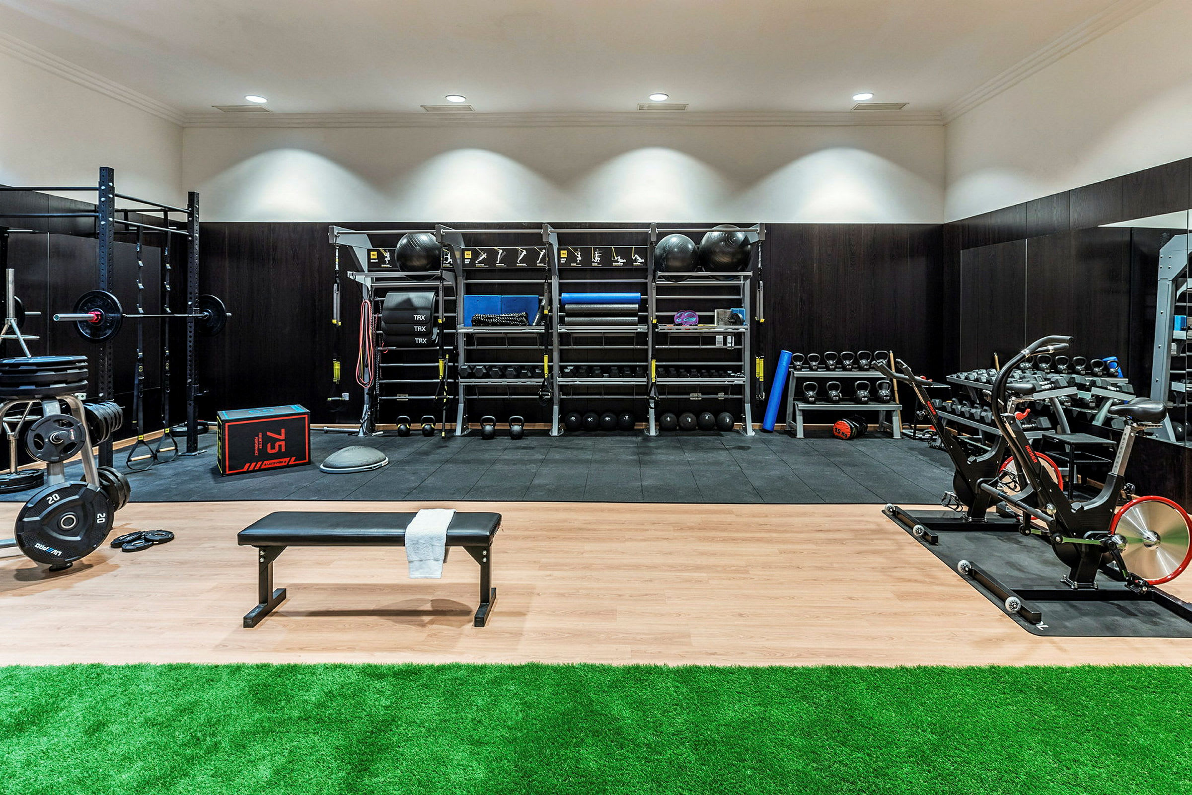 Et treningsstudio med treningsutstyr som maskiner, manualer og benker. (AI-generert tekst)