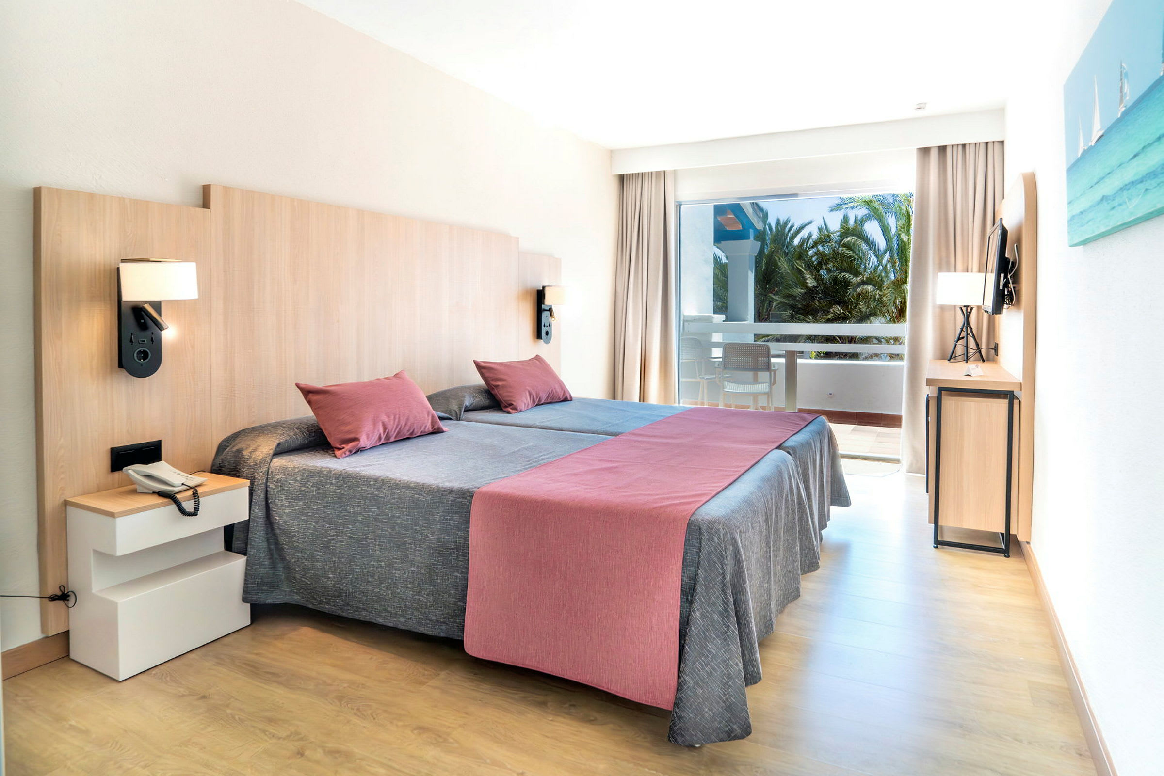 Et hotellrom med to enkeltsenger, en balkong og moderne innredning. (AI-generert tekst)