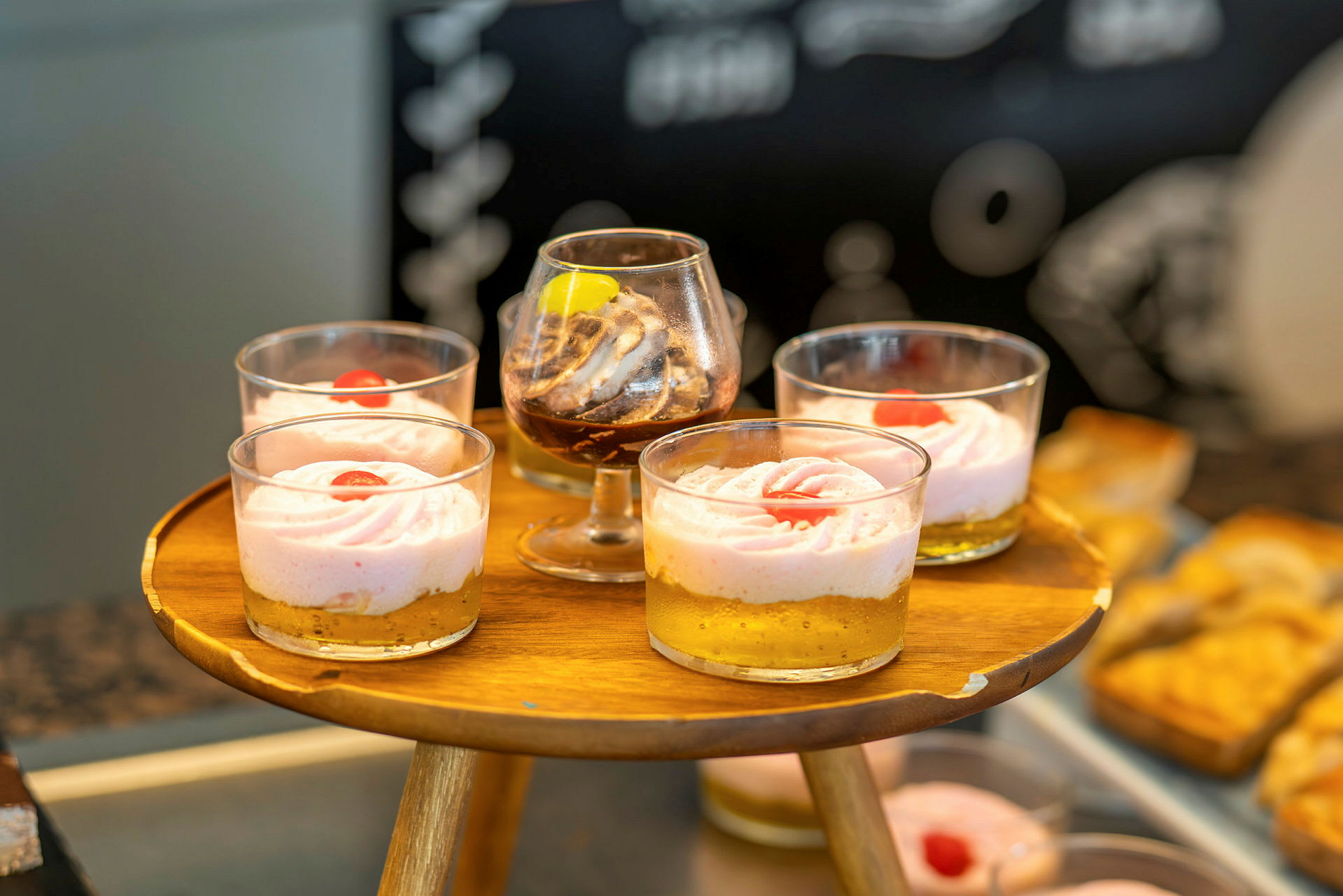 Dessertglass med mousse, toppet med røde bær. (AI-generert tekst)