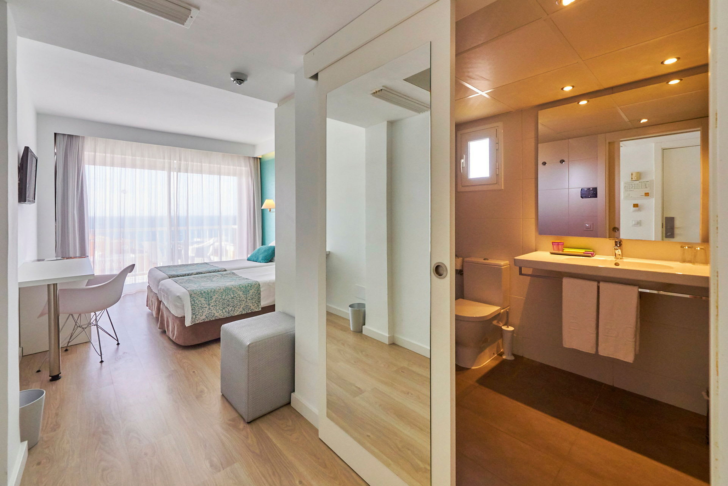 Hotellrom med soveområde og bad. (AI-generert tekst)