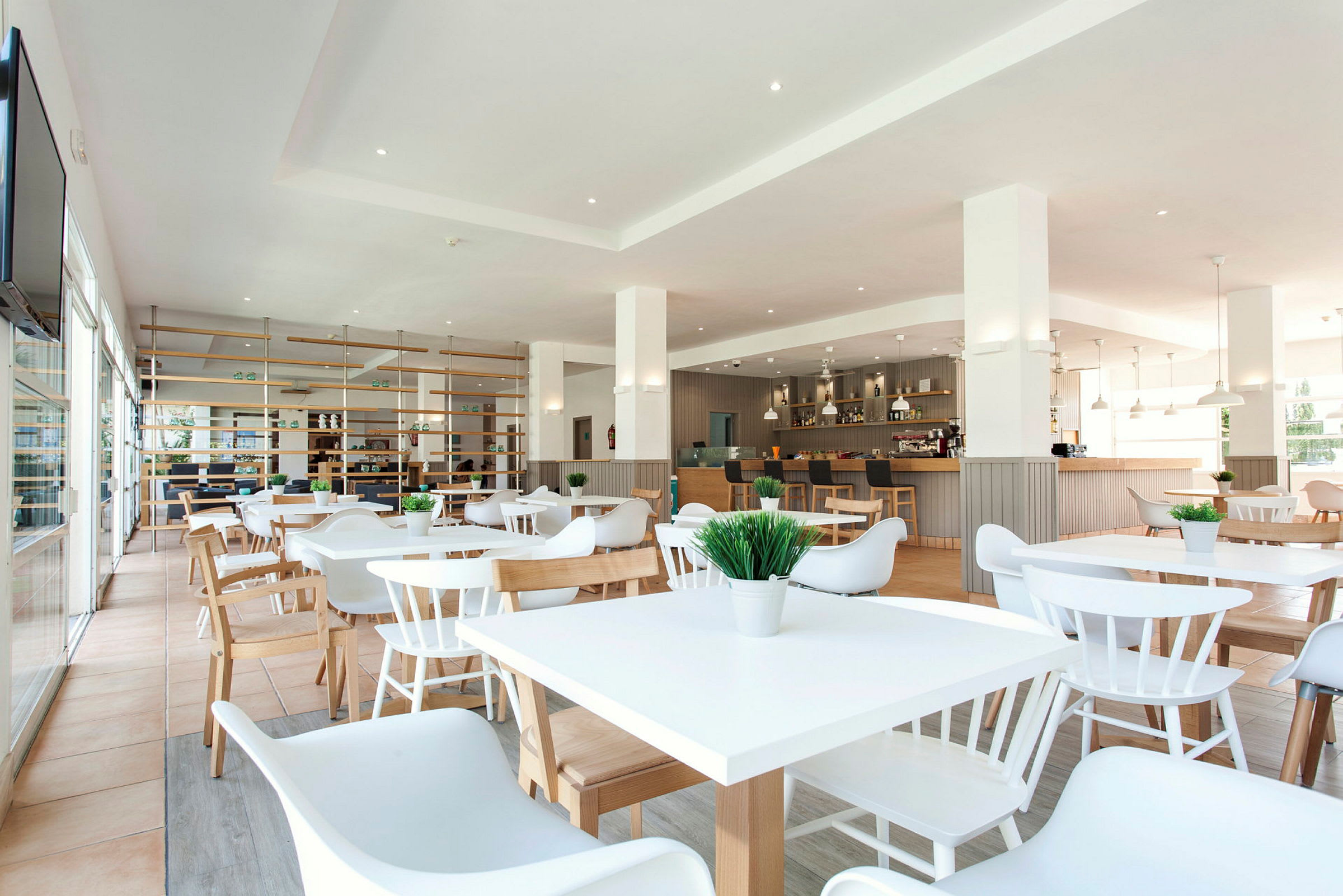 En moderne restaurant med hvite møbler og tredetaljer. (AI-generert tekst)