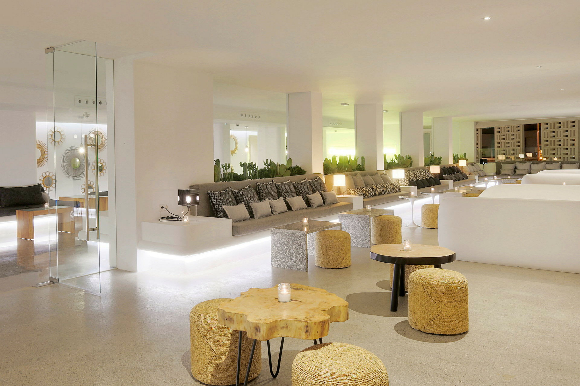 Interiør av en moderne lounge med sofaer, bord og lamper. (AI-generert tekst)