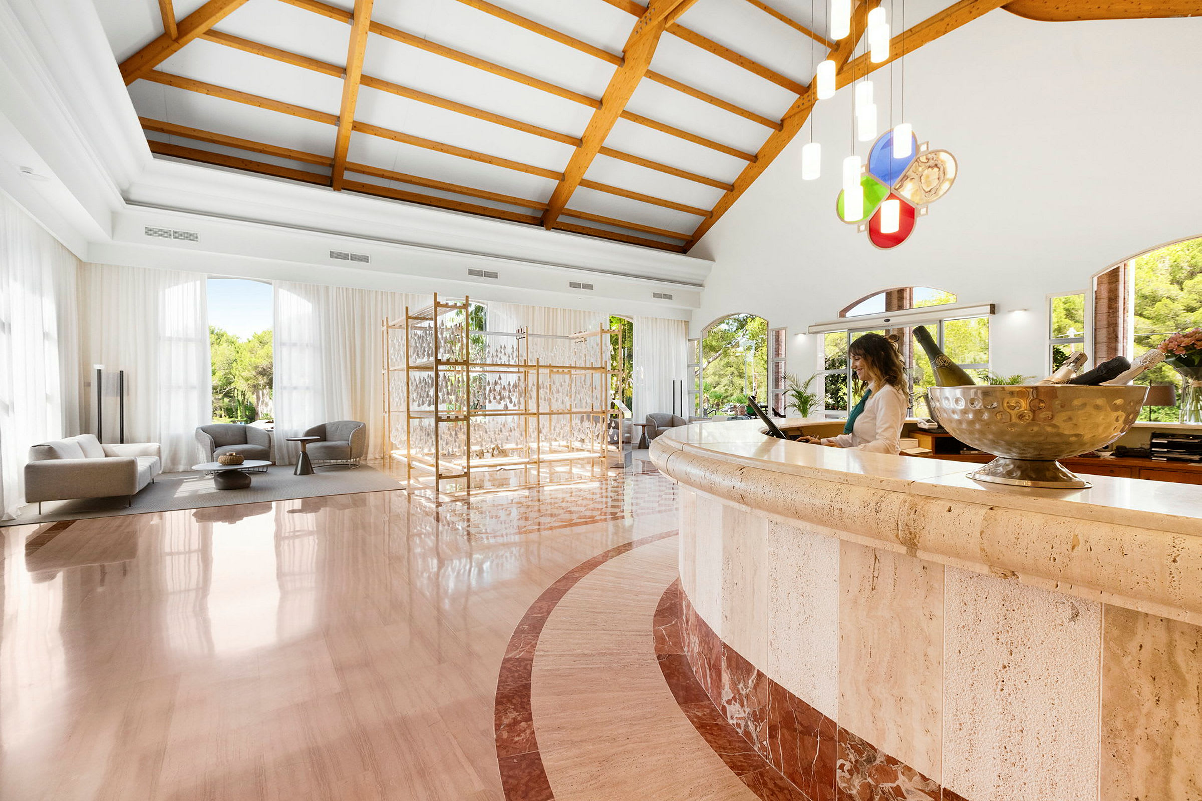 Moderne hotellobby med trebjelker i taket og elegant interiør. (AI-generert tekst)