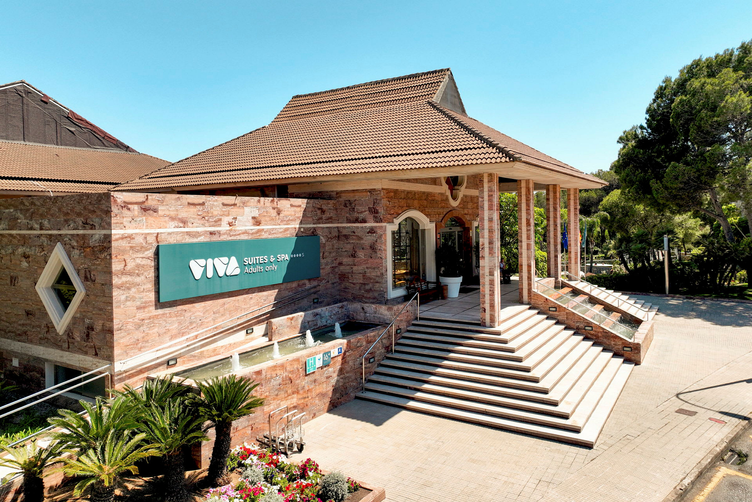 Inngang til Viva Suites & Spa med trapper og fontene. (AI-generert tekst)