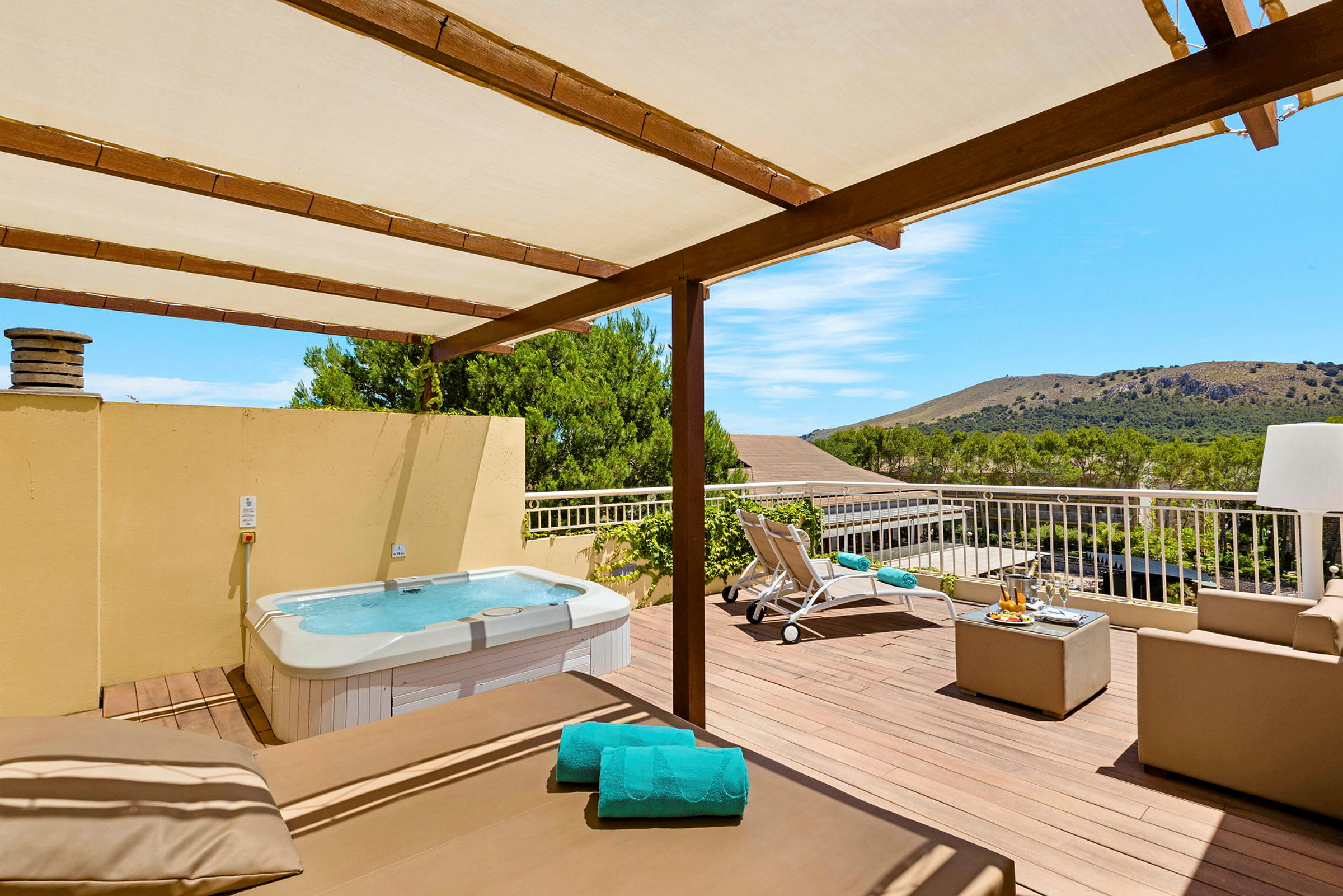 Luftig terrasse med boblebad, solsenger og sittegruppe under en trepergola. (AI-generert tekst)