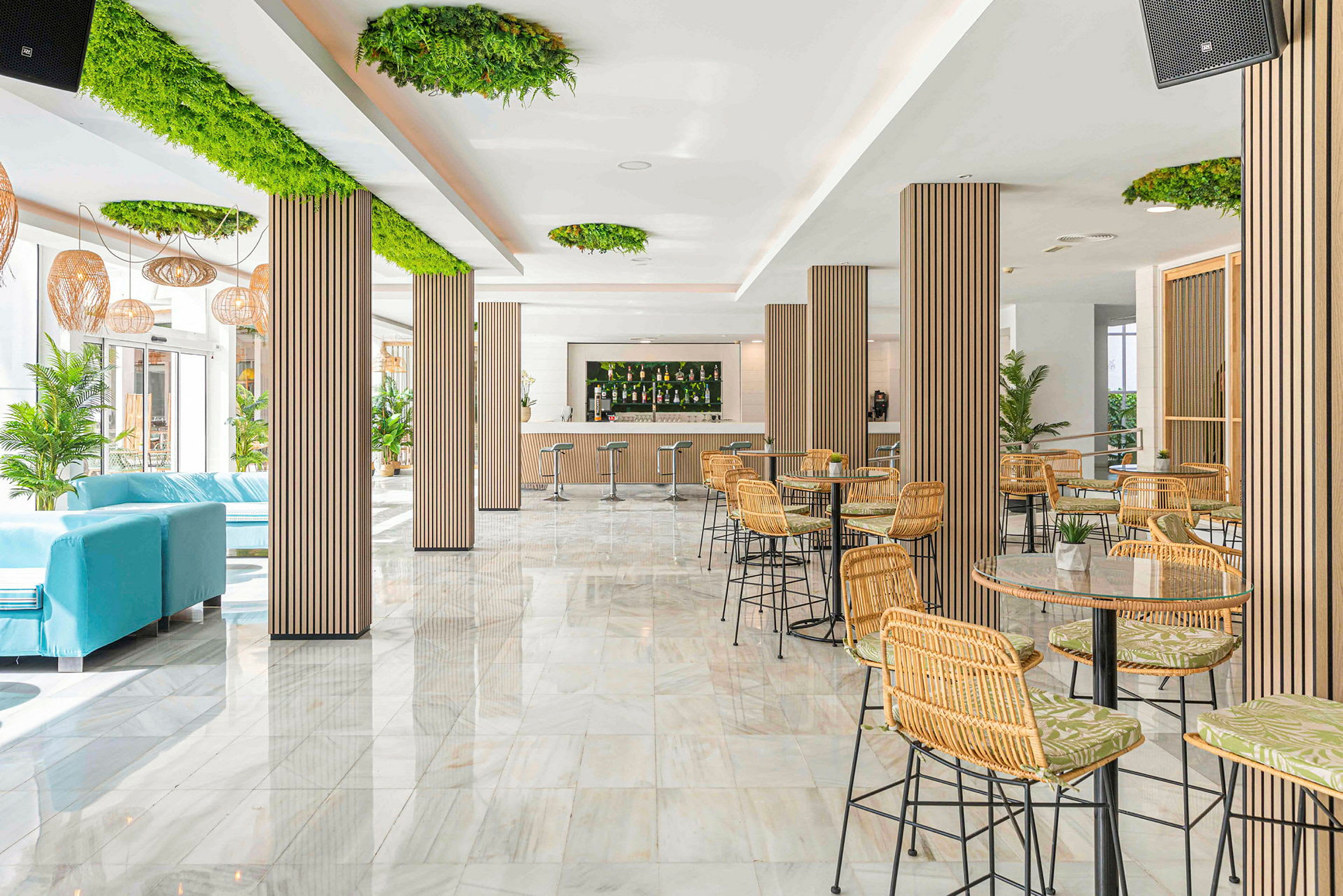 Interiør av en moderne lounge med bord, stoler og en bar. (AI-generert tekst)