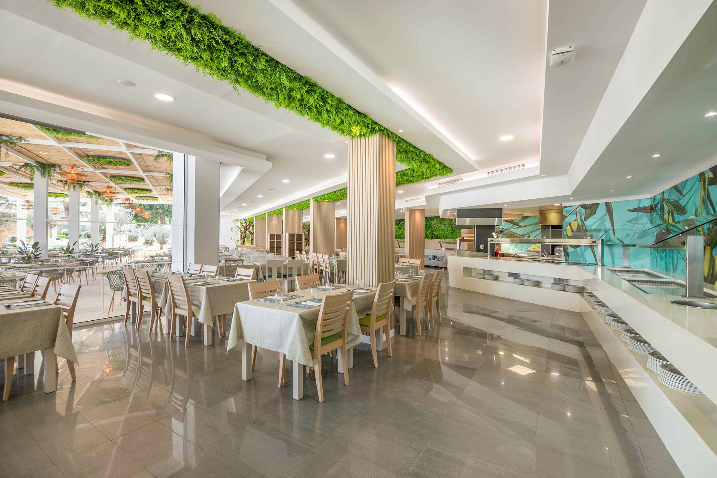 Restaurant med bord og stoler, samt moderne innredning med planter og dekorasjoner. (AI-generert tekst)