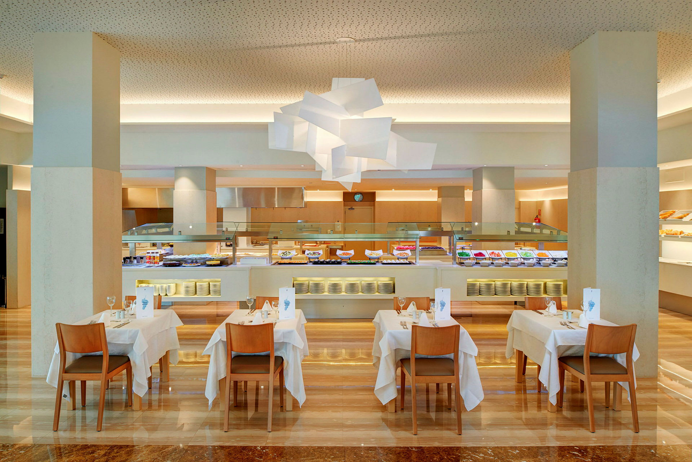 Bilde av en bufférestaurant med dekkede bord og et moderne interiør. (AI-generert tekst)