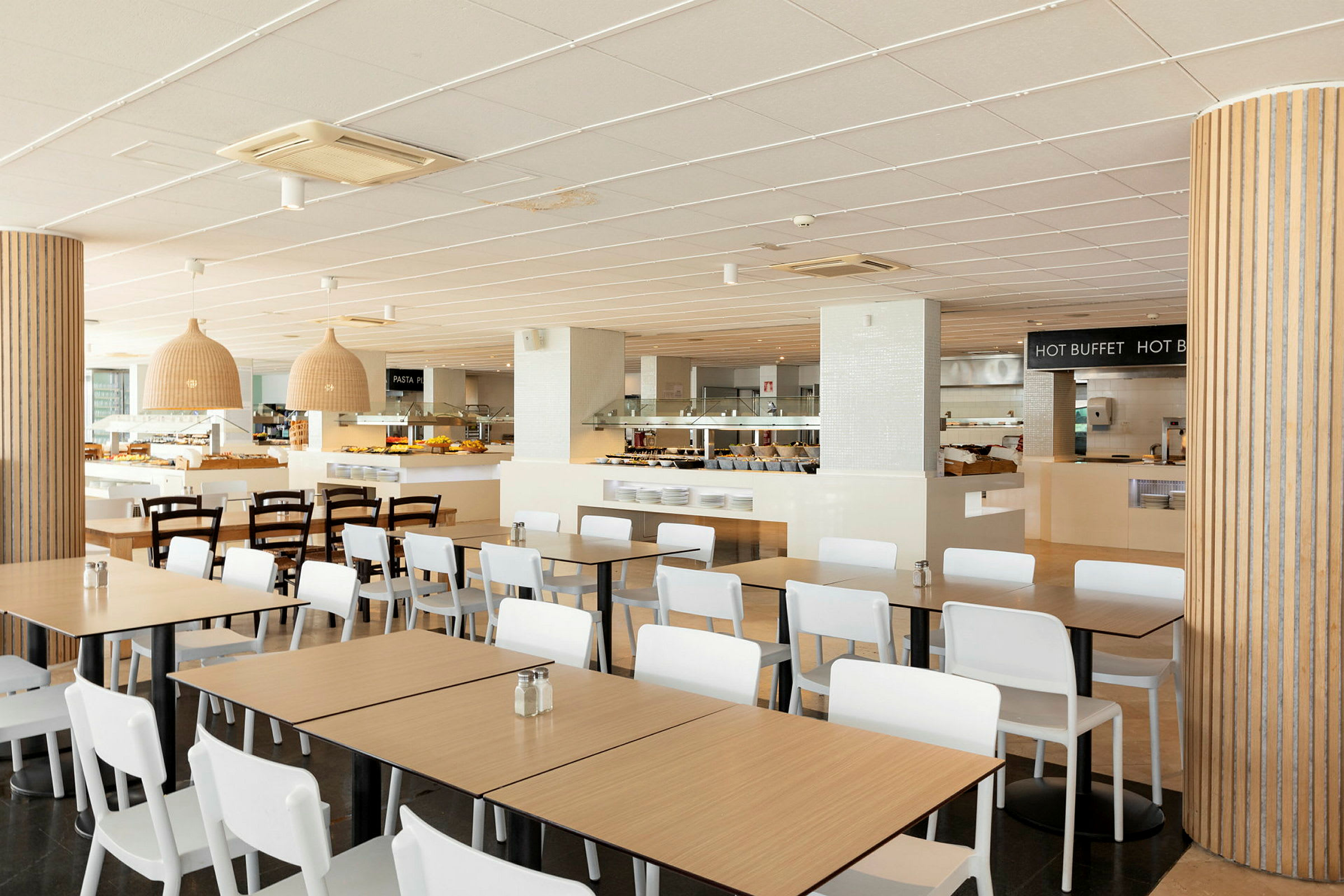 Restaurant med buffet og sitteplasser. (AI-generert tekst)