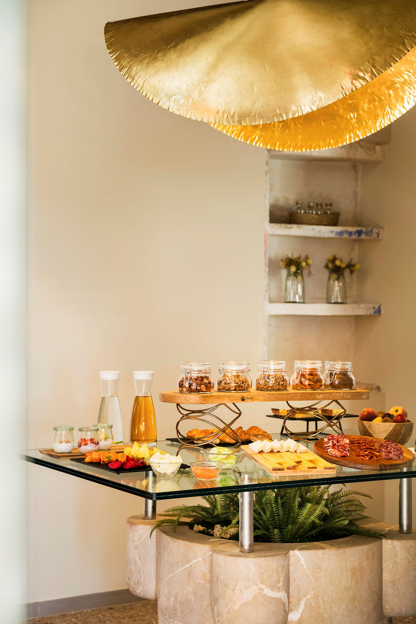 Et frokostbord med forskjellige matalternativer som drikkevarer, frukt, bakverk og pålegg. (AI-generert tekst)