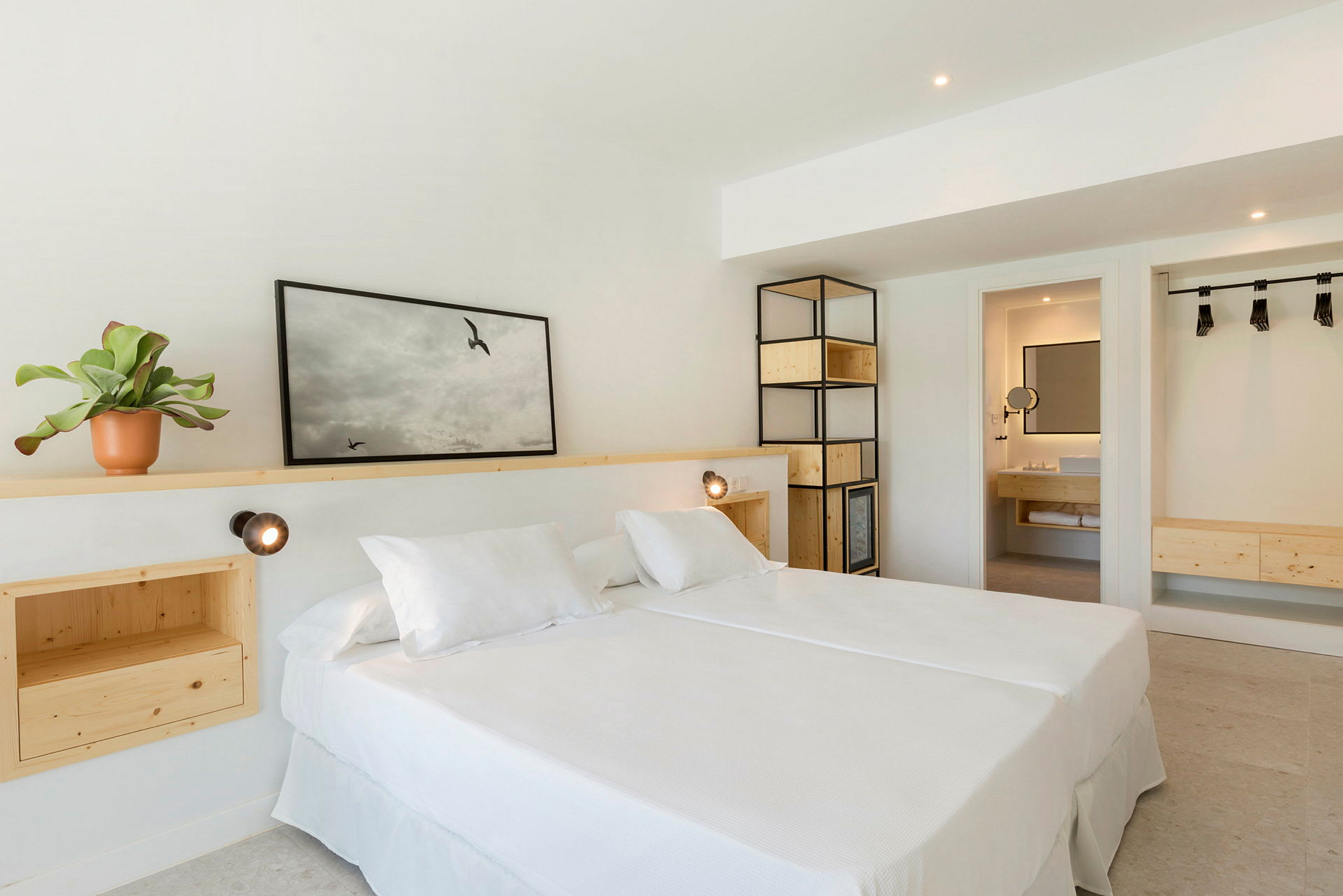 Et lyst hotellrom med en dobbeltseng og innredning av tre. (AI-generert tekst)