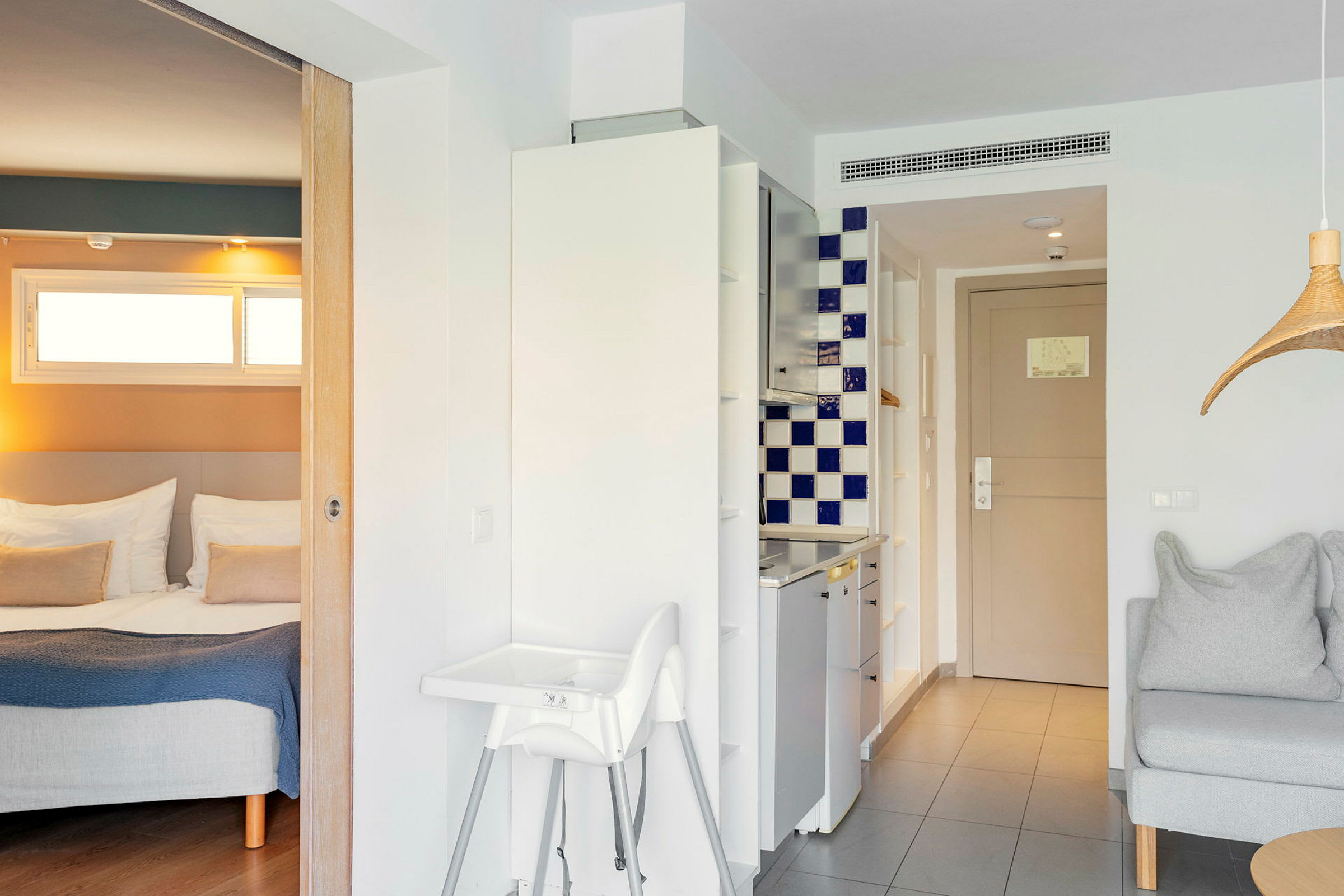 Et hotellrom med kjøkken, spiseplass og soveområde. (AI-generert tekst)