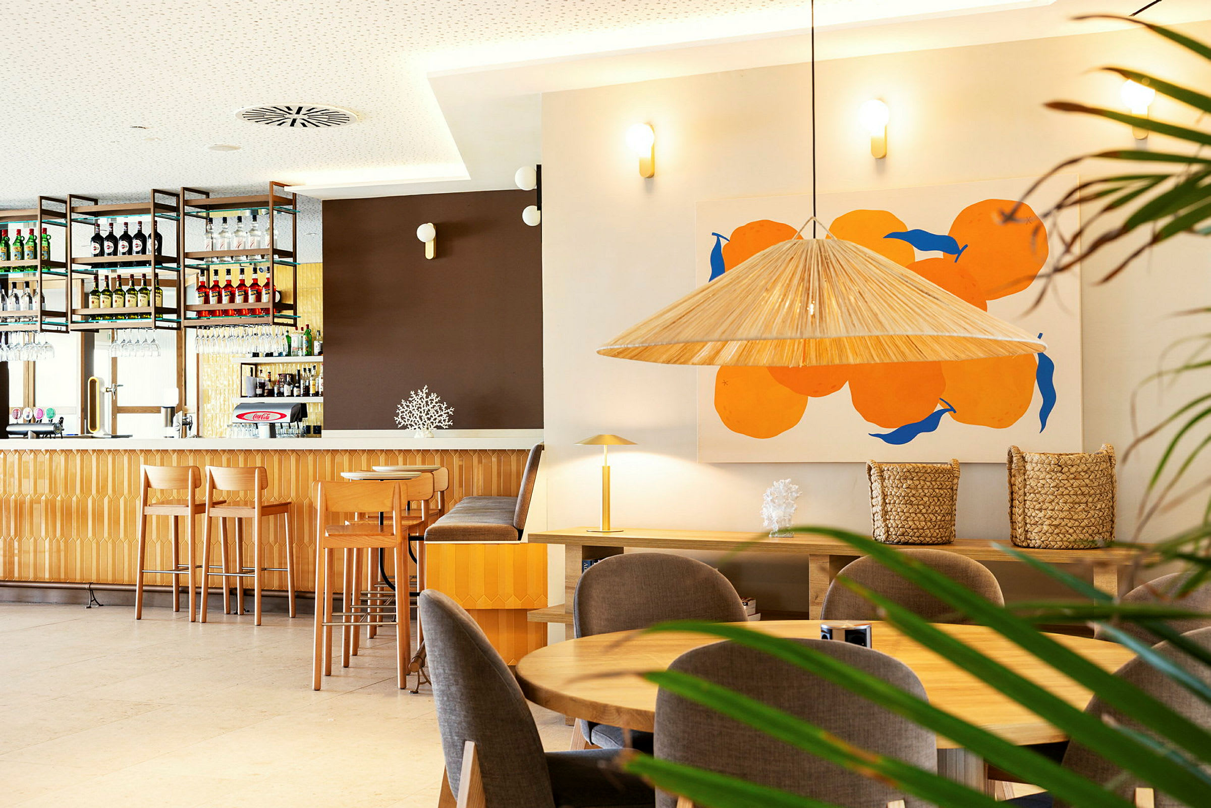 Interiør av en bar med moderne møbler og dekorative oransje motiver på veggen. (AI-generert tekst)