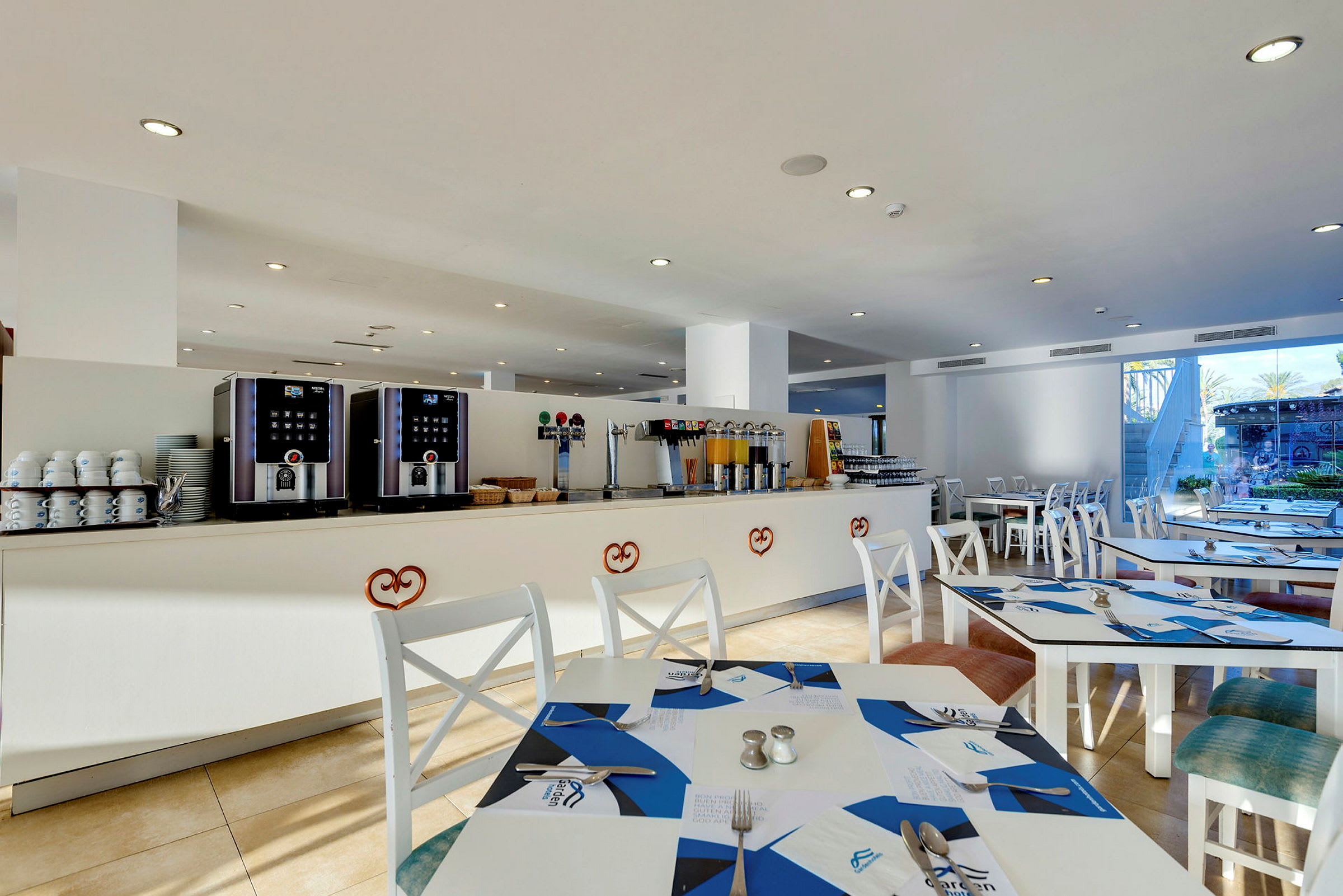 Bilde av en restaurant med dekkede bord og en selvserveringsbuffet. (AI-generert tekst)
