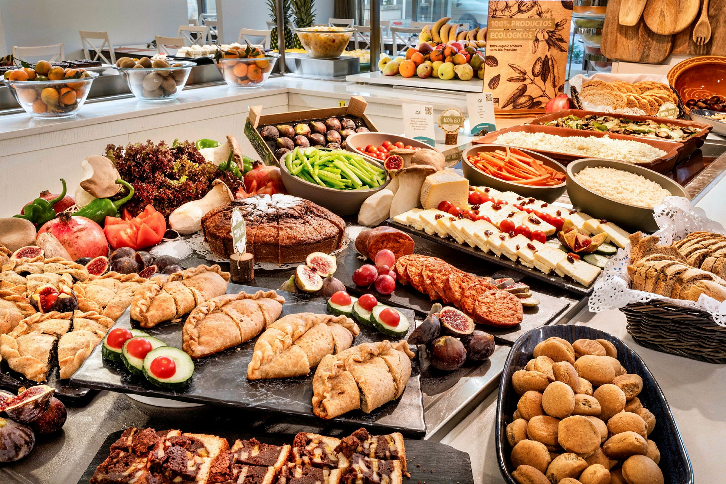 Buffet med ulike matvarer som grønnsaker, brød og desserter. (AI-generert tekst)