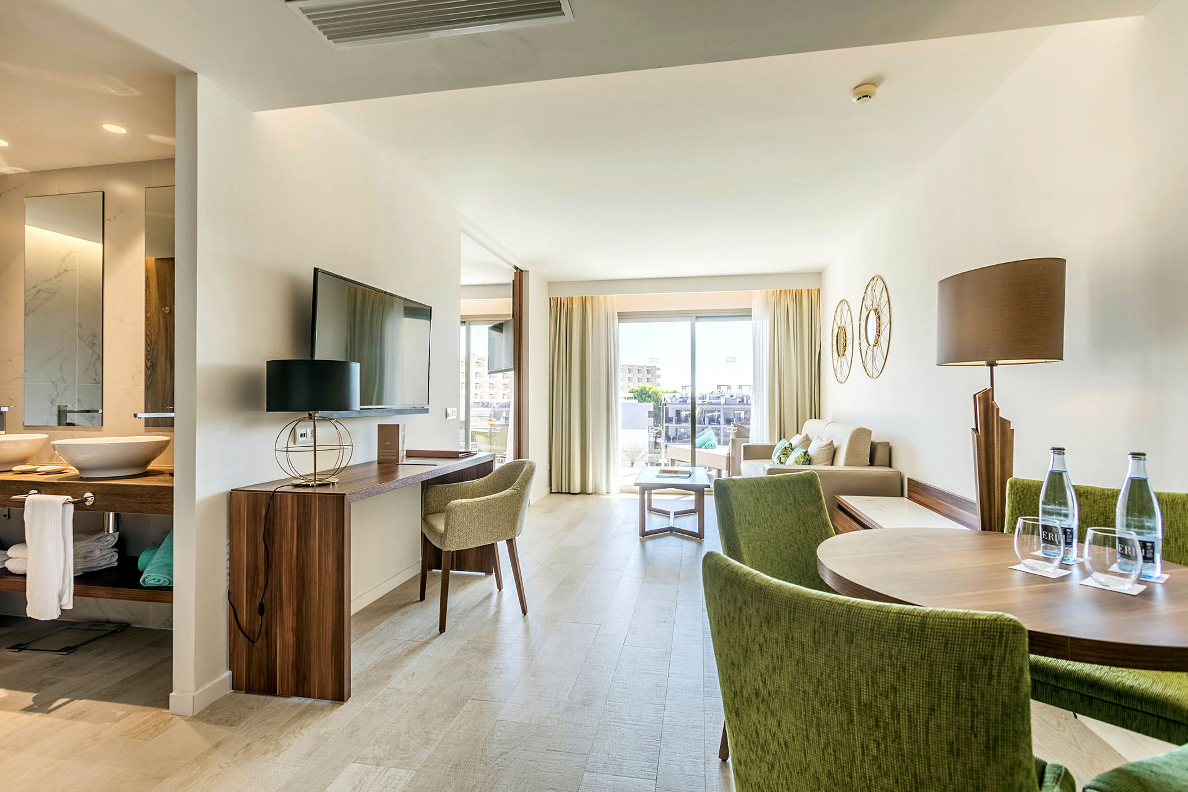 Moderne hotellrom med sittegruppe og spiseplass. (AI-generert tekst)