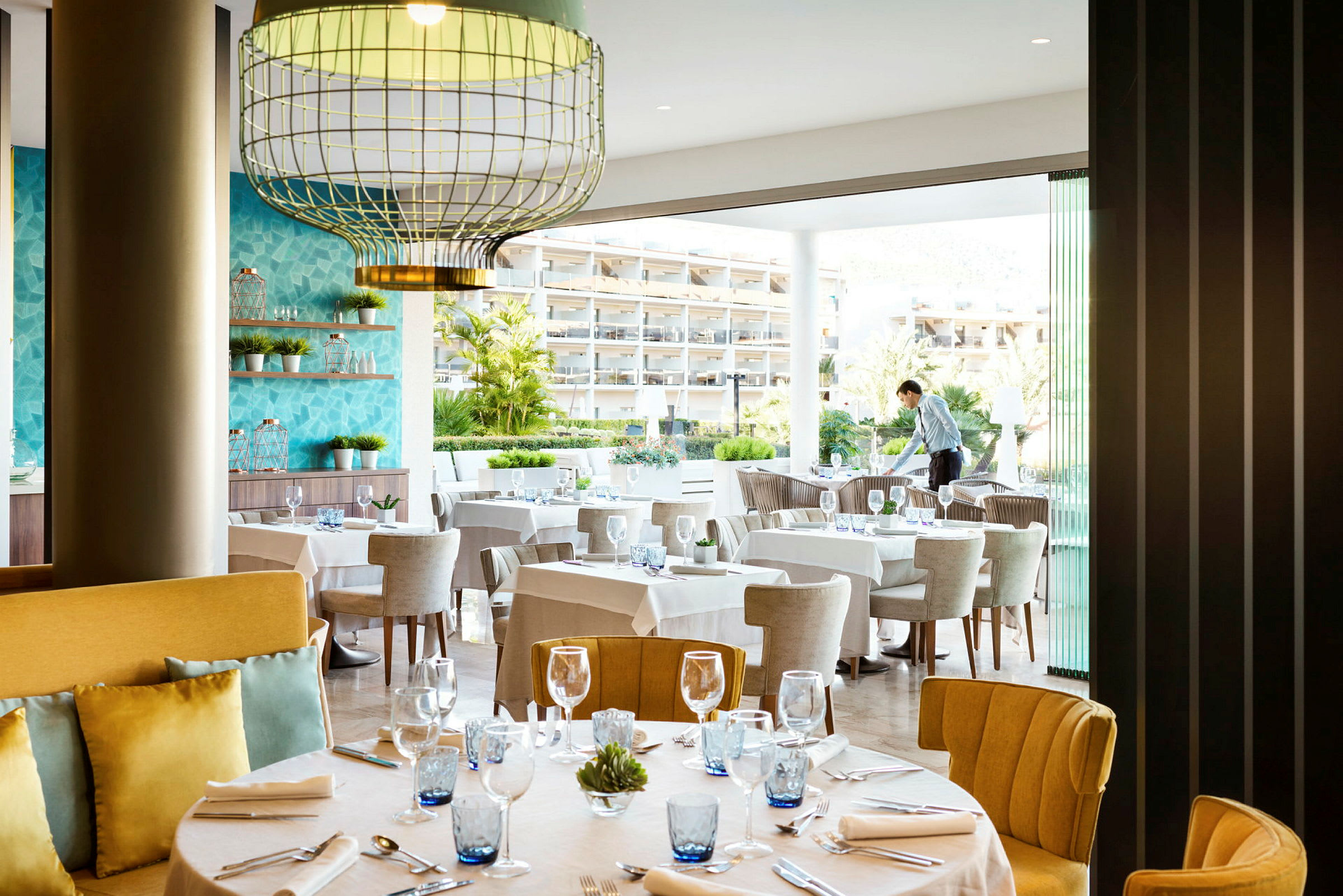 Restaurant med dekkede bord og elegant innredning. (AI-generert tekst)