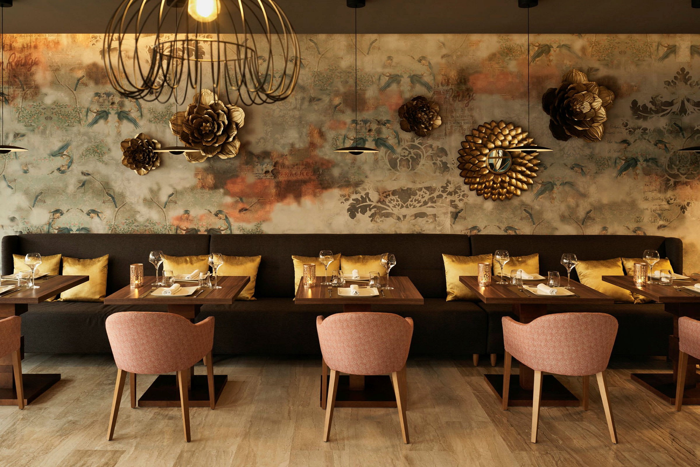En restaurant med bord, stoler og sofaer foran en dekorert vegg. (AI-generert tekst)