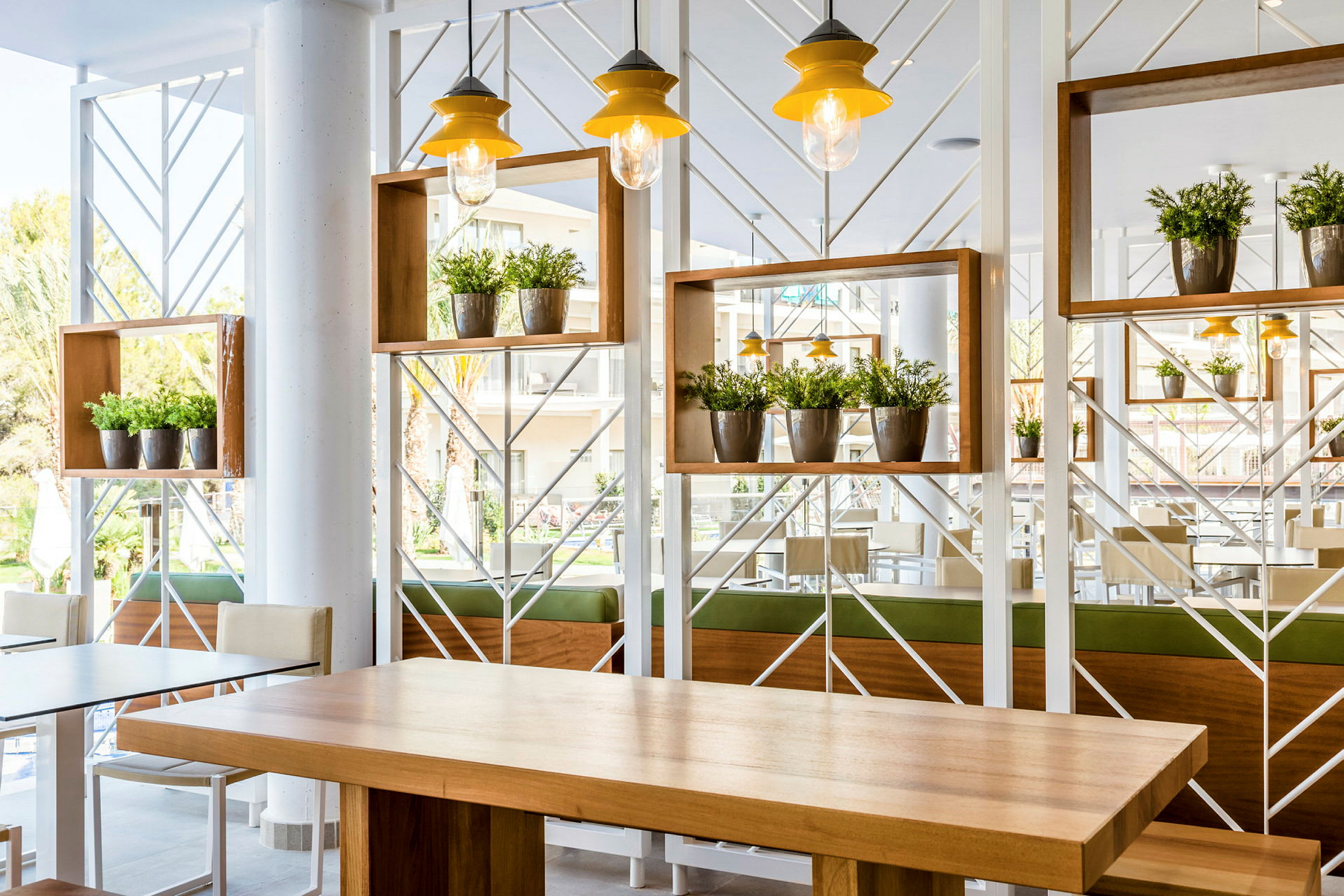 Et lyst og moderne innredet område med bord og plantepynt. (AI-generert tekst)