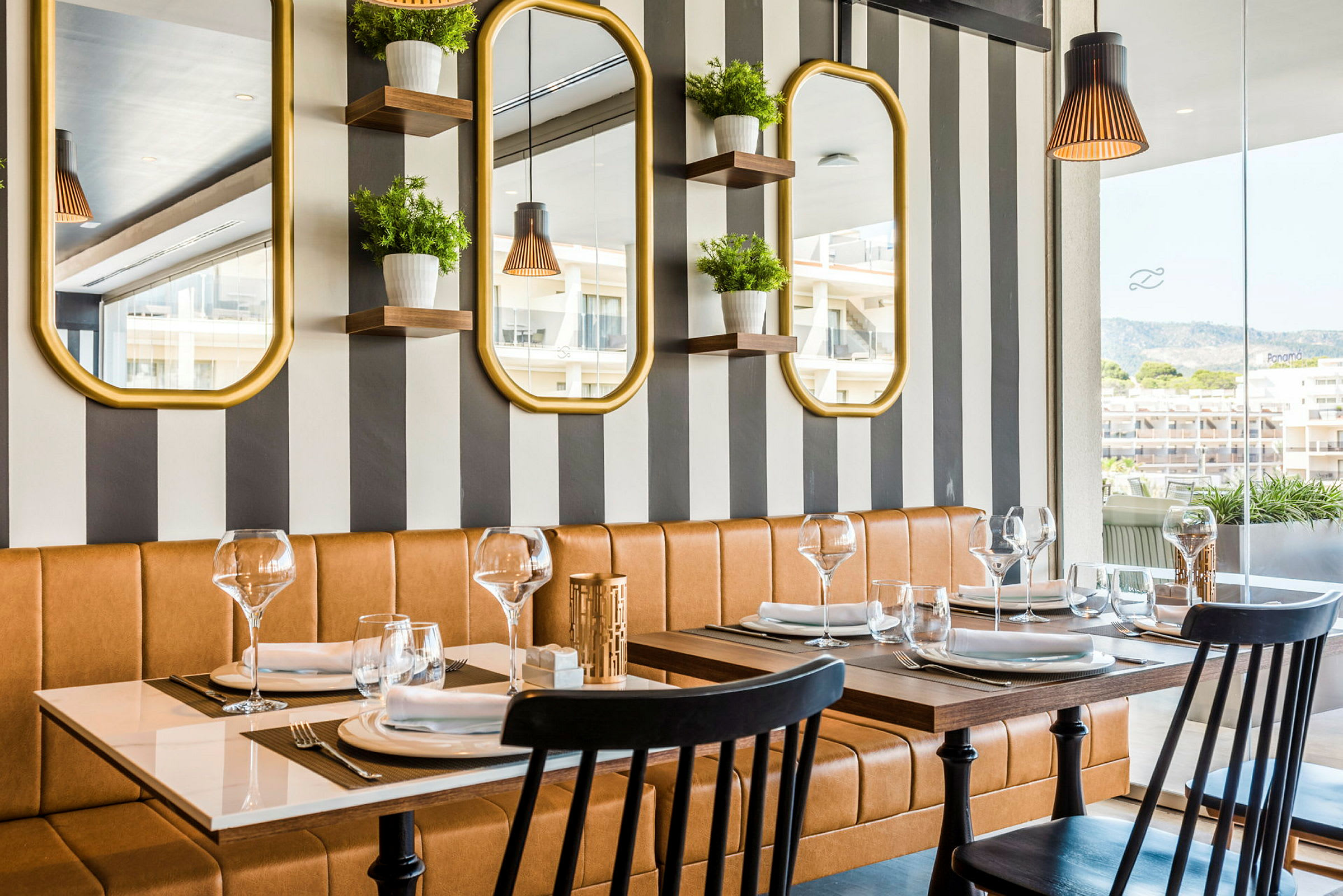 Moderne innredet restaurant med stripete veggmønster og speil. (AI-generert tekst)