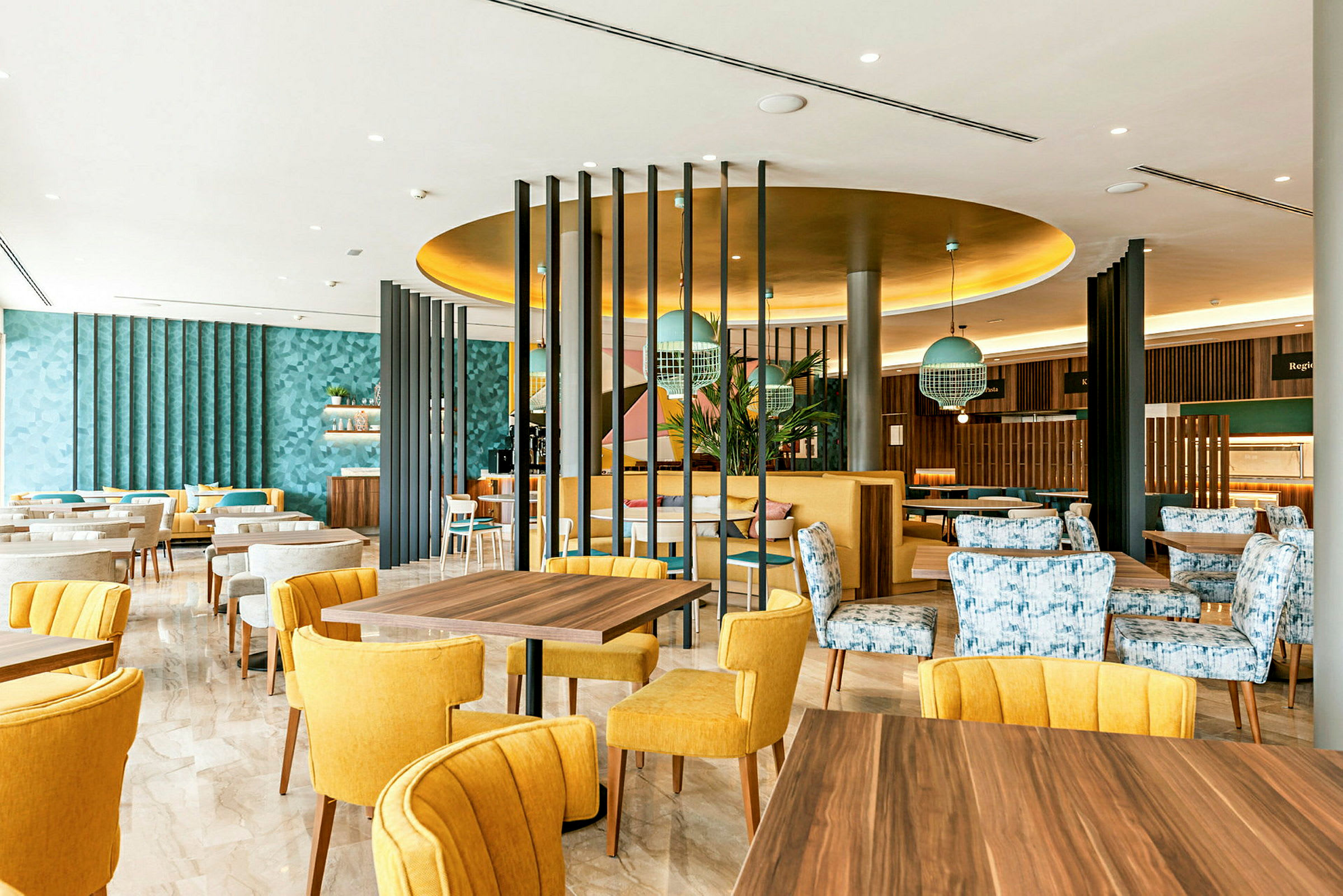 En moderne restaurant med fargerike møbler og elegant interiør. (AI-generert tekst)