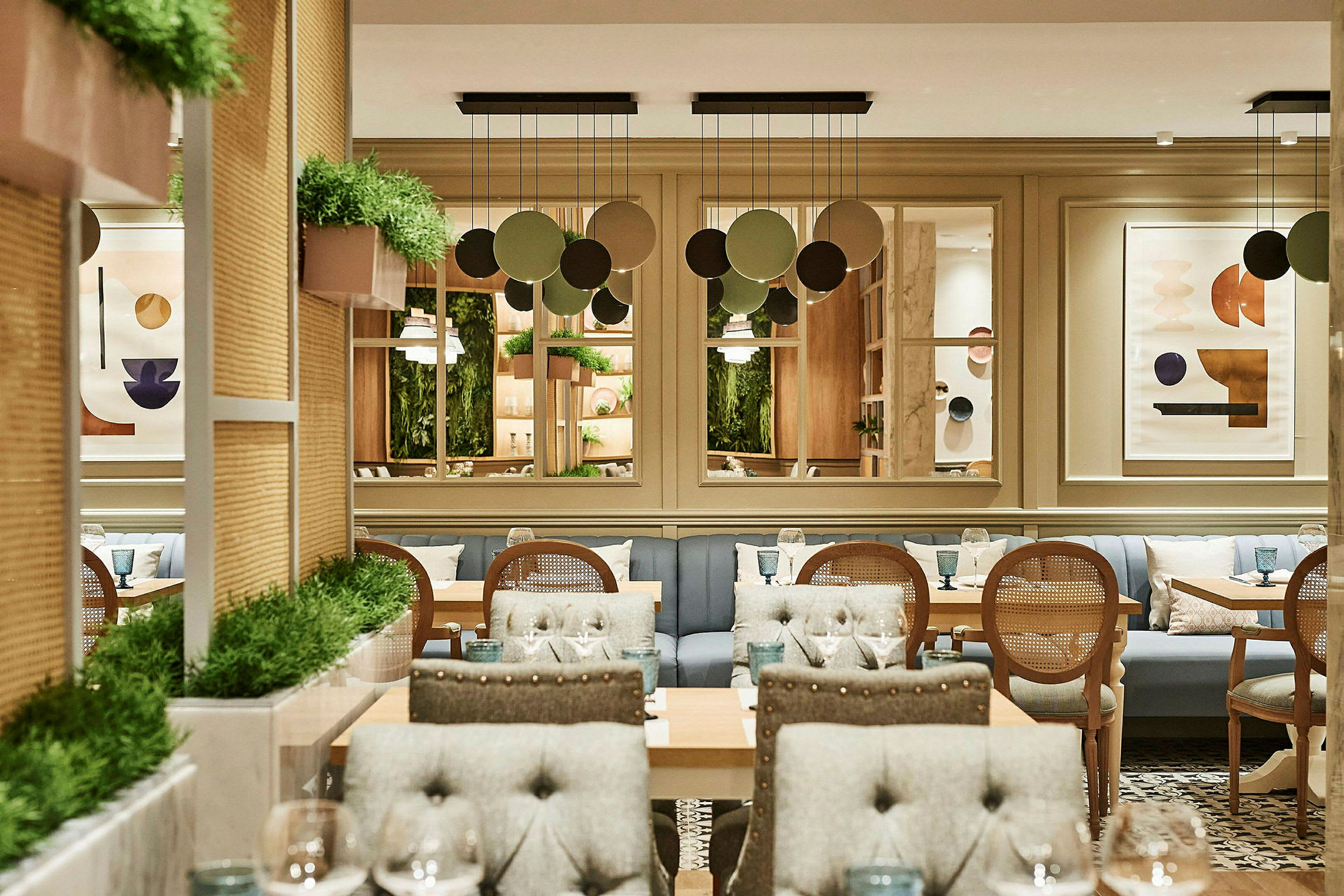 Interiør av en restaurant med stoler, bord og planter. (AI-generert tekst)