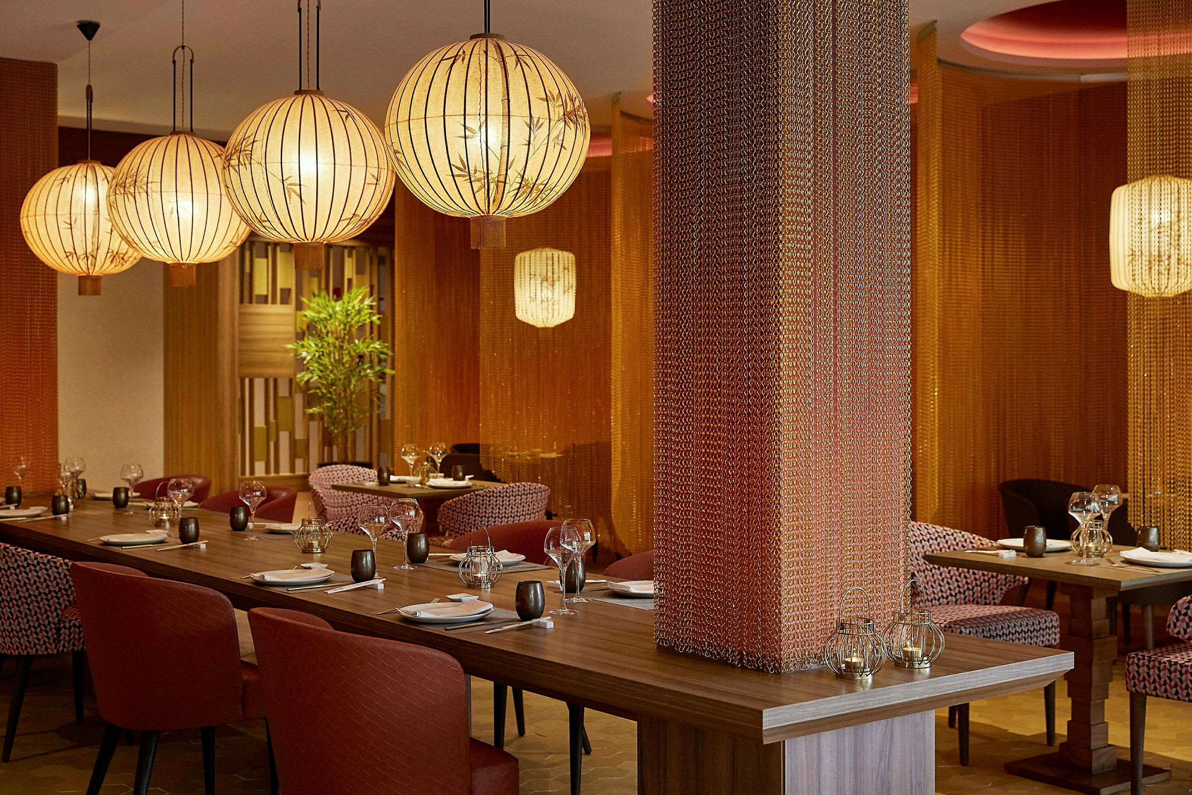 Restaurantinteriør med elegant belysning og dekkede bord. (AI-generert tekst)