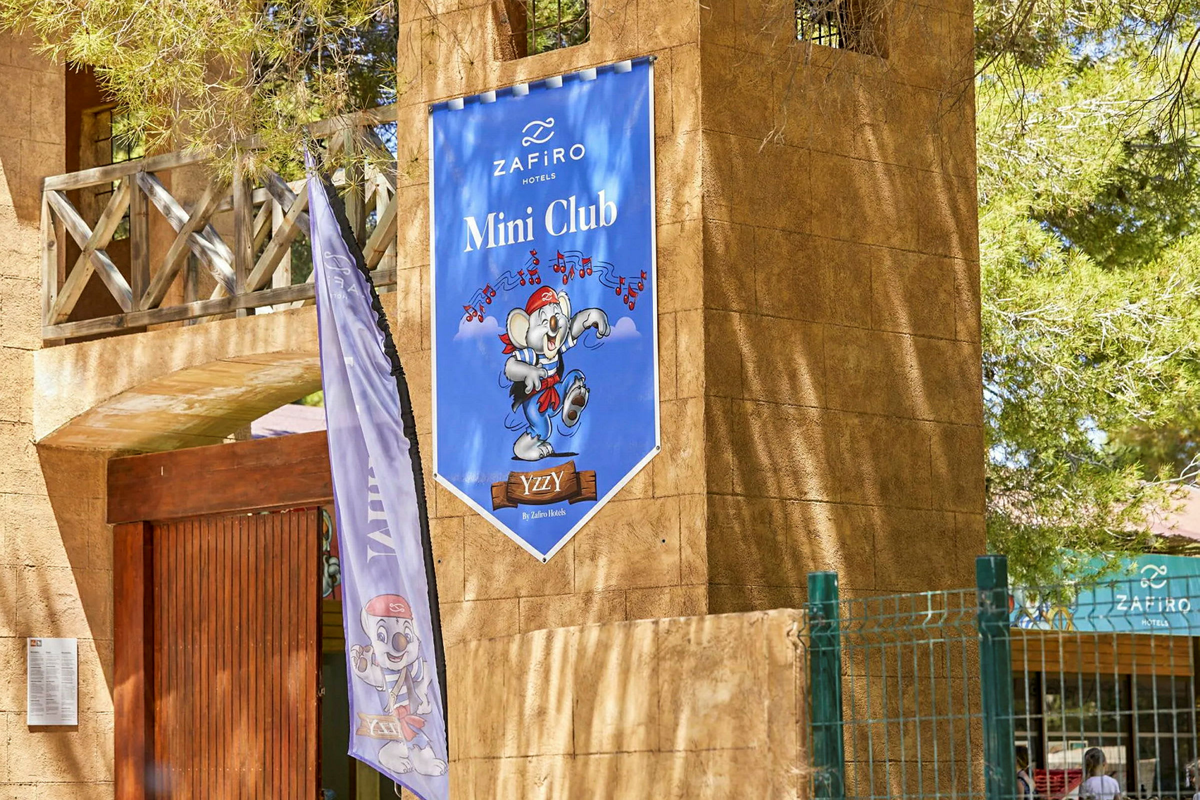 Plakat for Zafiro Mini Club med en tegnet mus på en bygning. (AI-generert tekst)