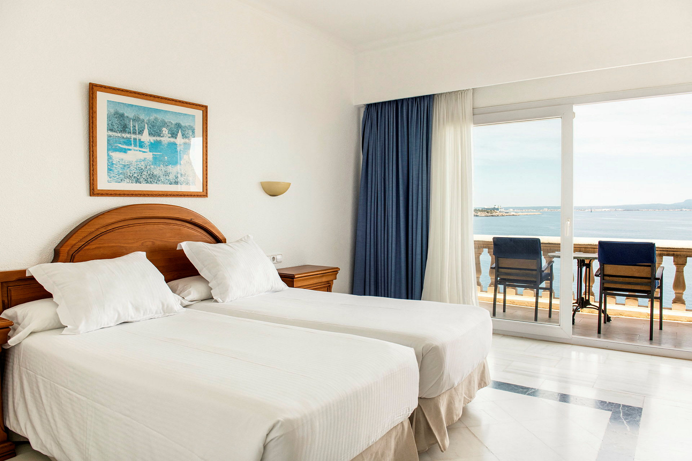 Hotellrom med to enkeltsenger og balkong med havutsikt. (AI-generert tekst)