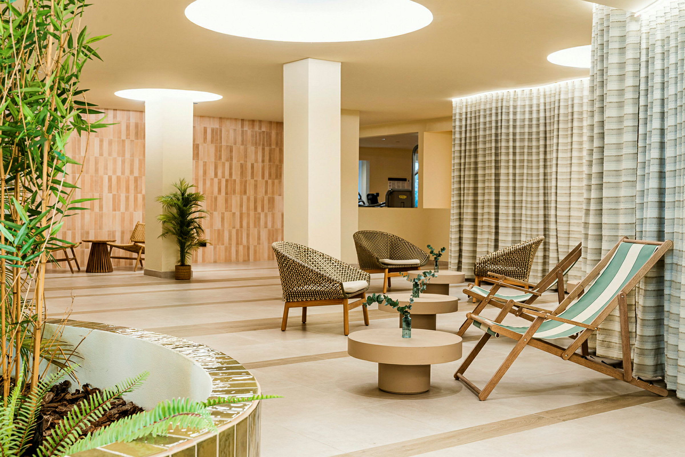 Lys og moderne lounge med sitteplasser og planter. (AI-generert tekst)