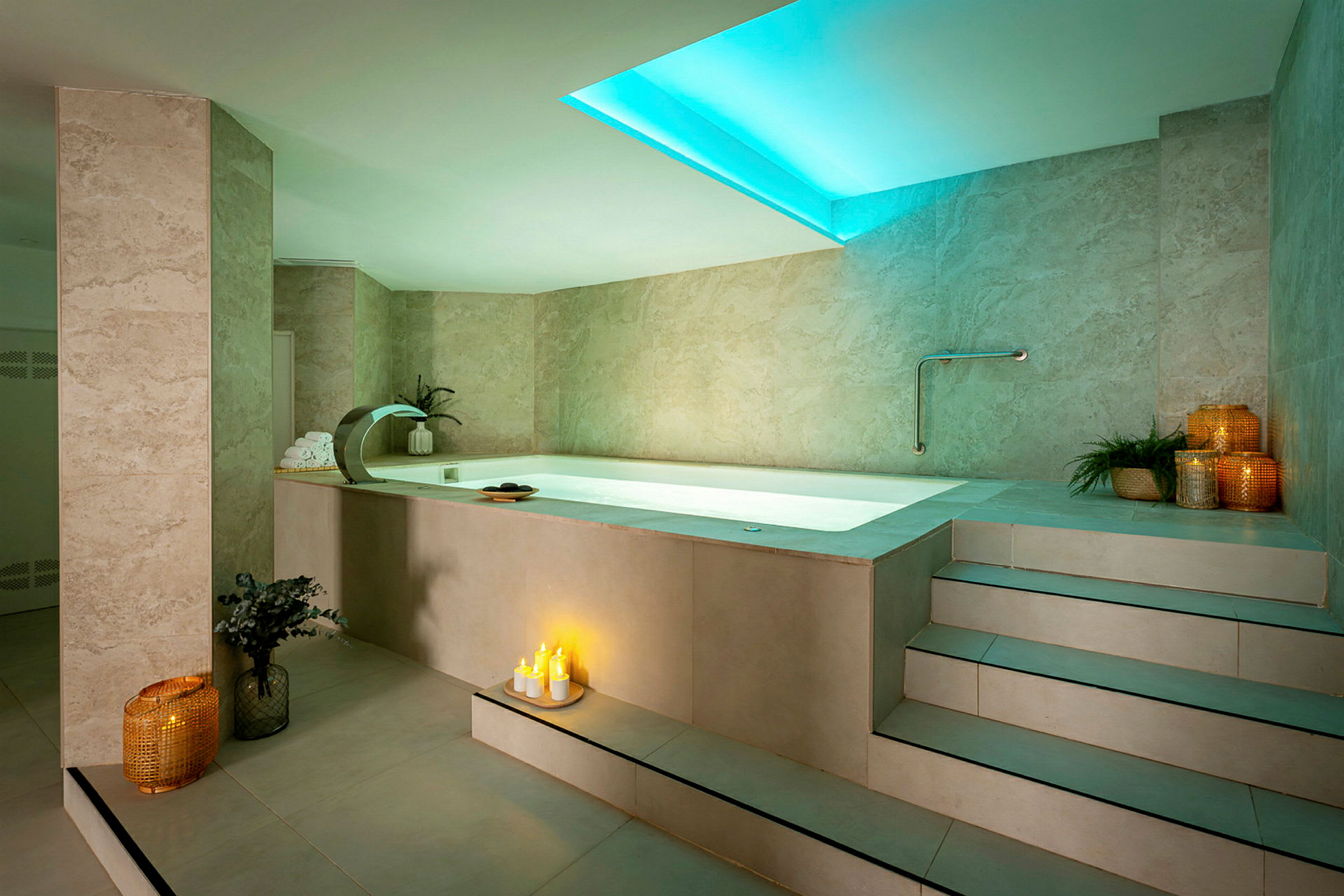 Elegant innendørsbad med jacuzzi og dempet belysning. (AI-generert tekst)