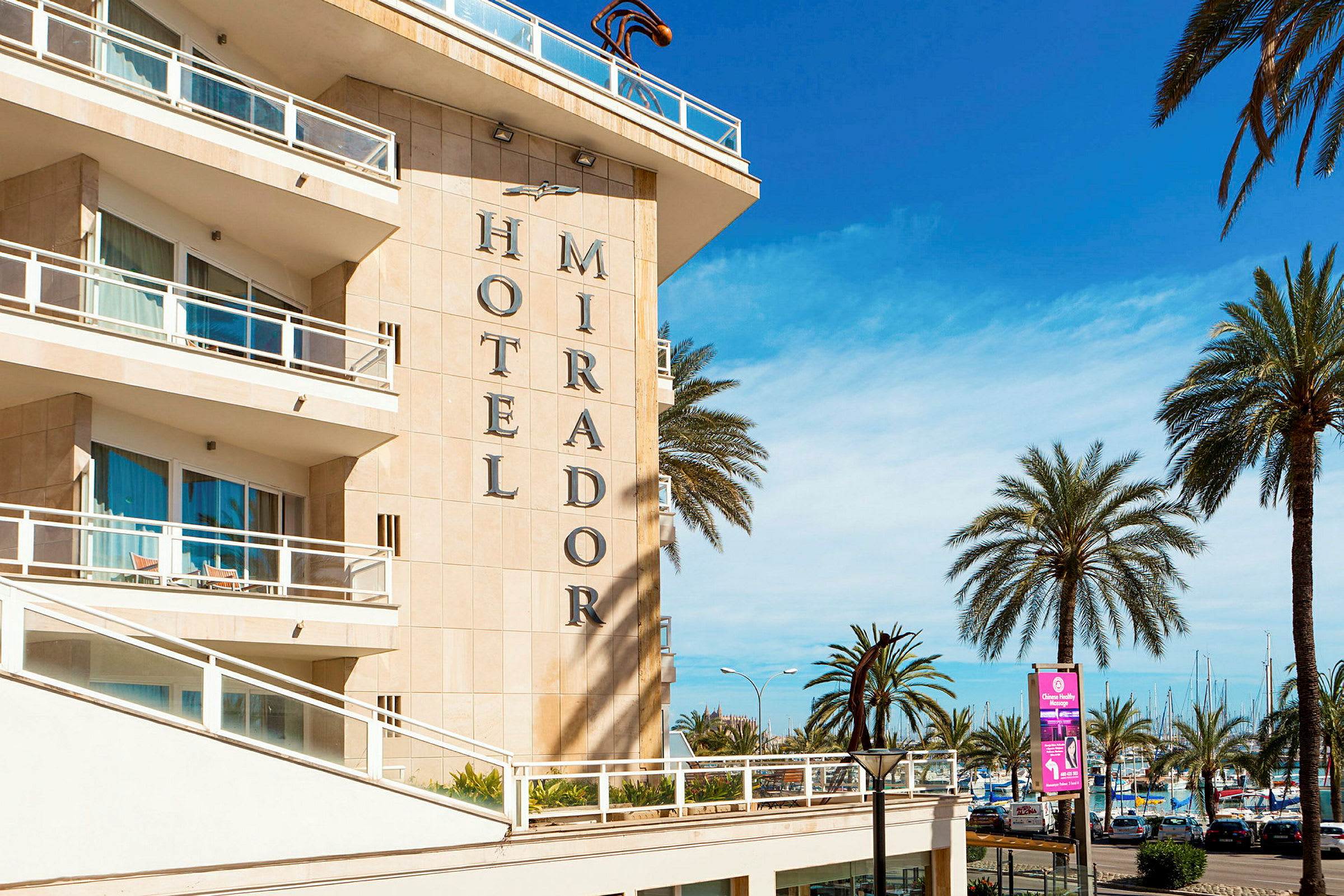 Hotell Mirador med balkonger og palmer i bakgrunnen. (AI-generert tekst)