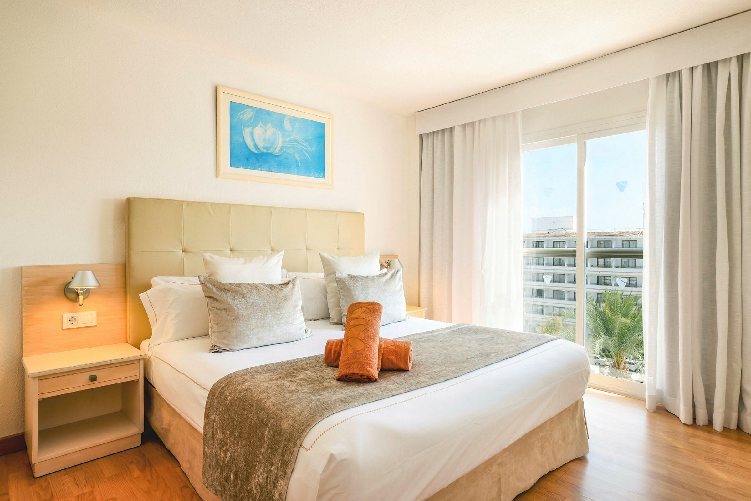 Hotellrom med en dobbeltseng og et vindu mot utsikten. (AI-generert tekst)
