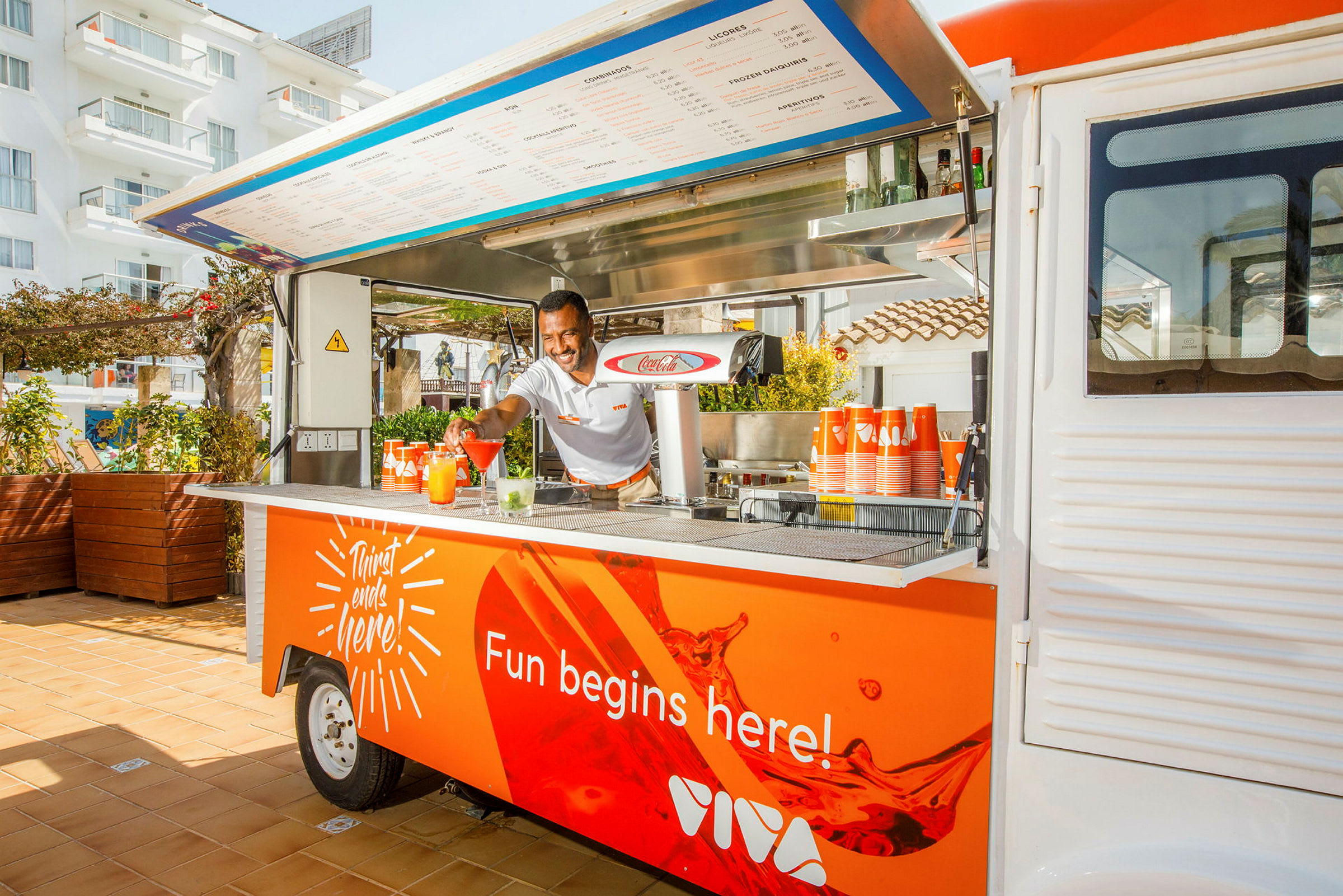 En mobil drikkebar med oransje design og teksten 'Fun begins here!'. (AI-generert tekst)