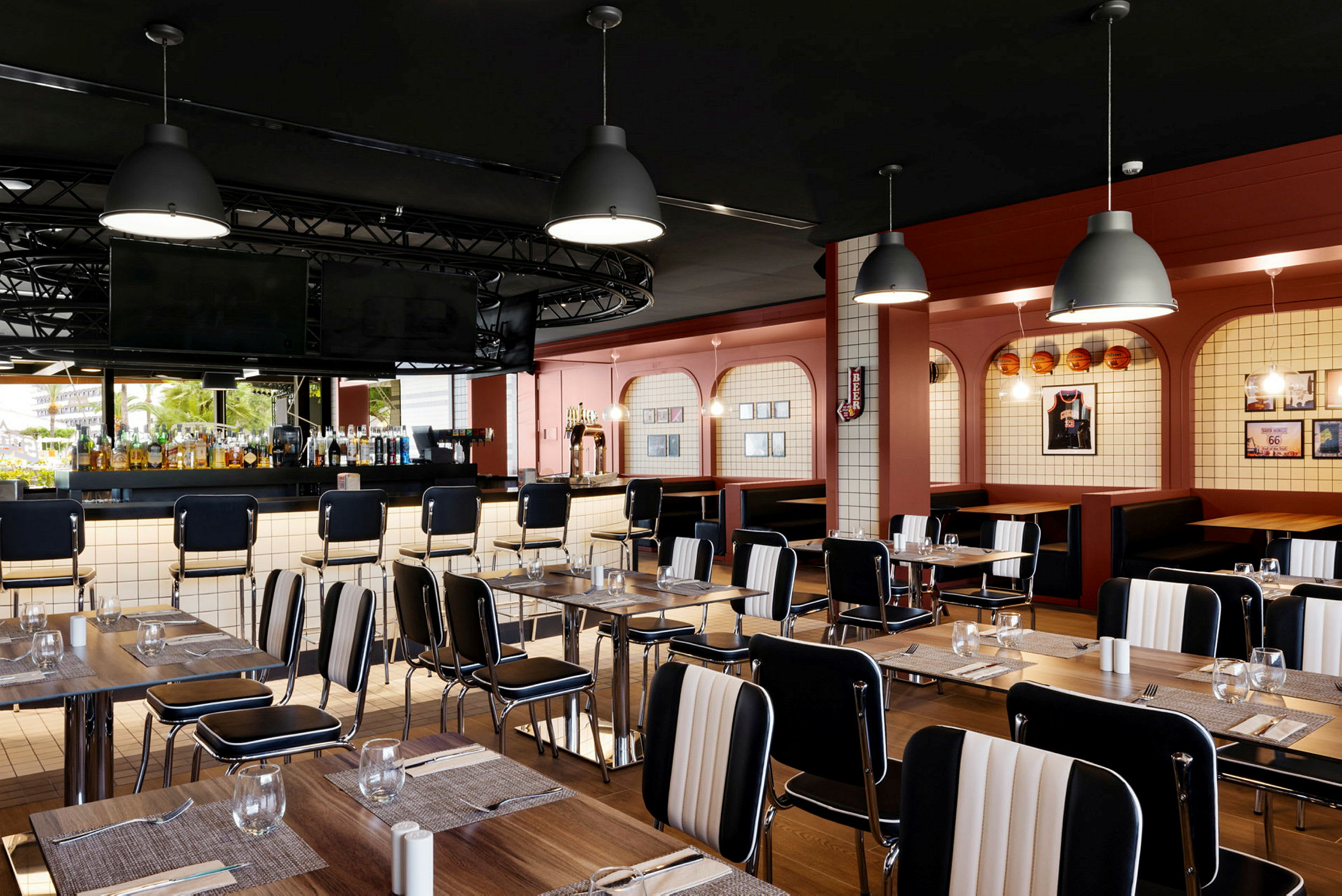 En moderne restaurant med bordseter og en bardisk. (AI-generert tekst)