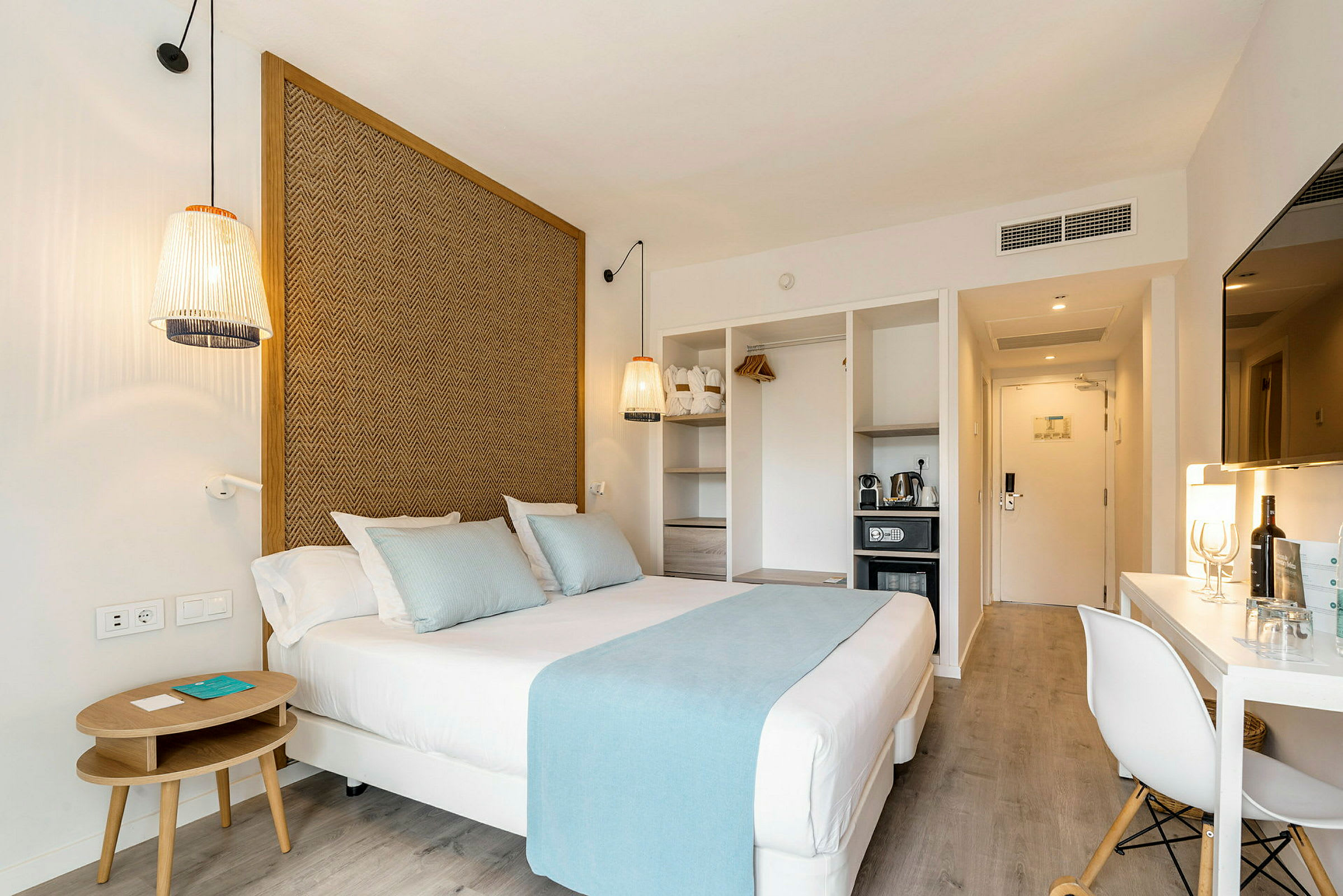 Hotellrom med seng, sittemøbler, TV og minibar. (AI-generert tekst)