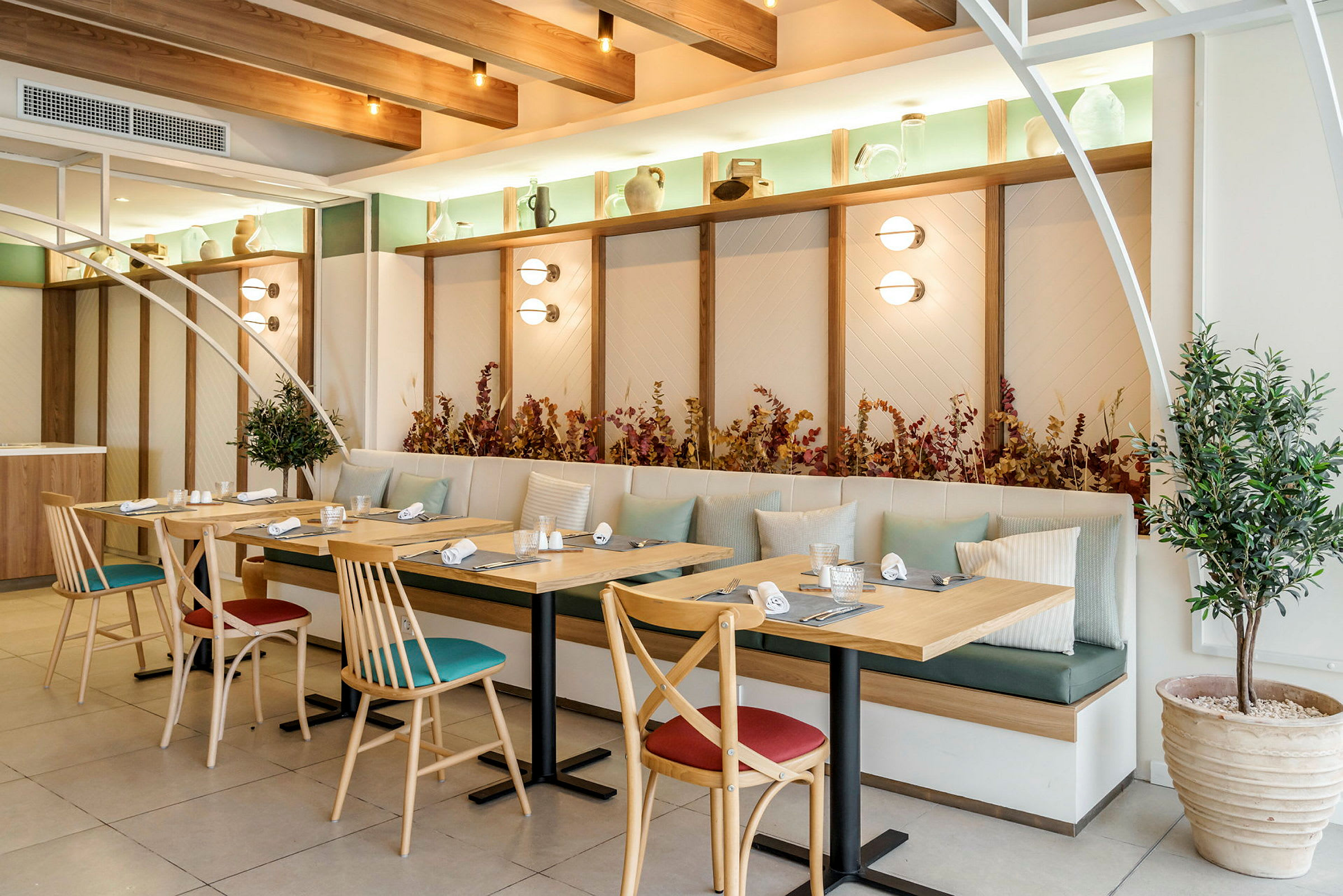 Et moderne innredet restaurantrom med trematerialer, bord og stoler og plantedekorasjoner. (AI-generert tekst)