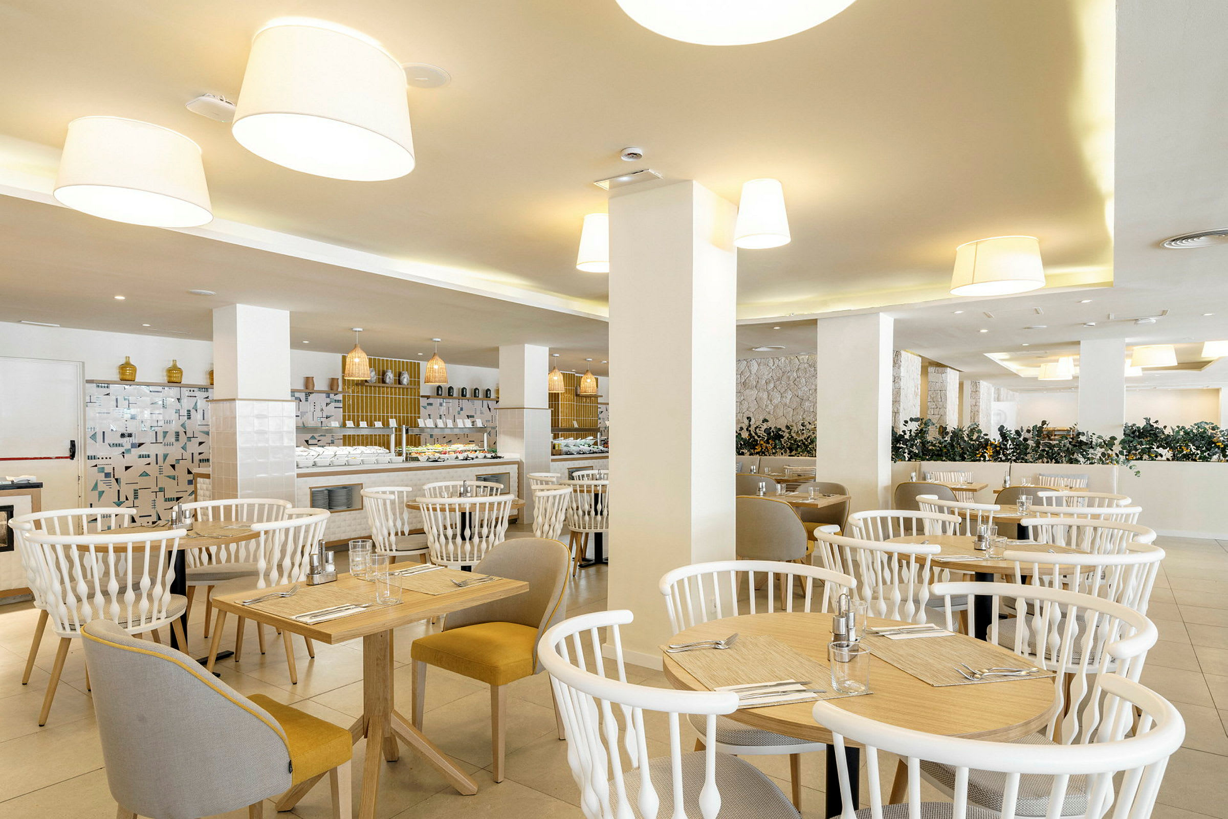 Lyse spisestoler og bord plassert i en elegant restaurant. (AI-generert tekst)