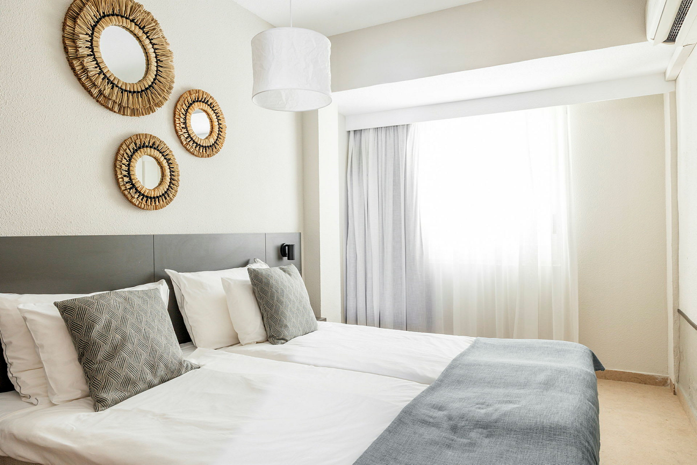 Hotellrom med to enkeltsenger og veggdekorasjoner. (AI-generert tekst)