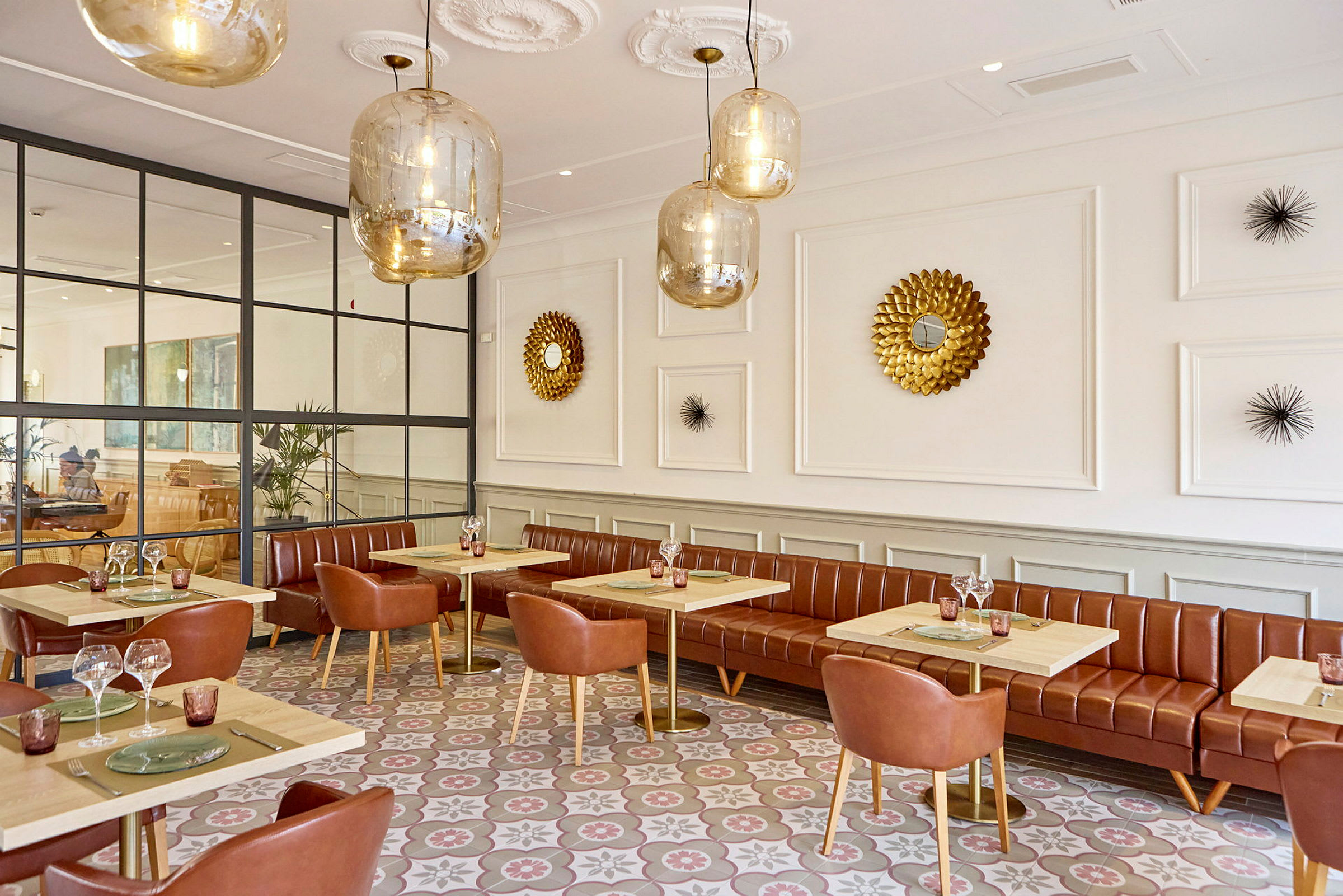 En restaurant med moderne møbler og dekorative veggdetaljer. (AI-generert tekst)