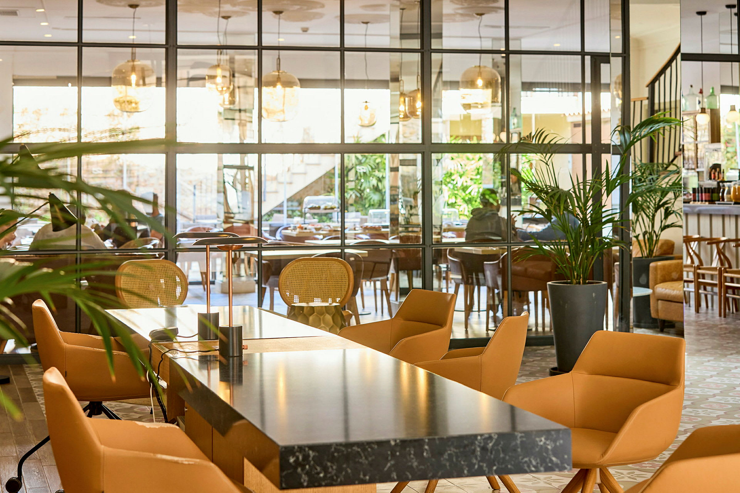 Moderne innredet hotellområde med sitteplasser og glassvegger. (AI-generert tekst)