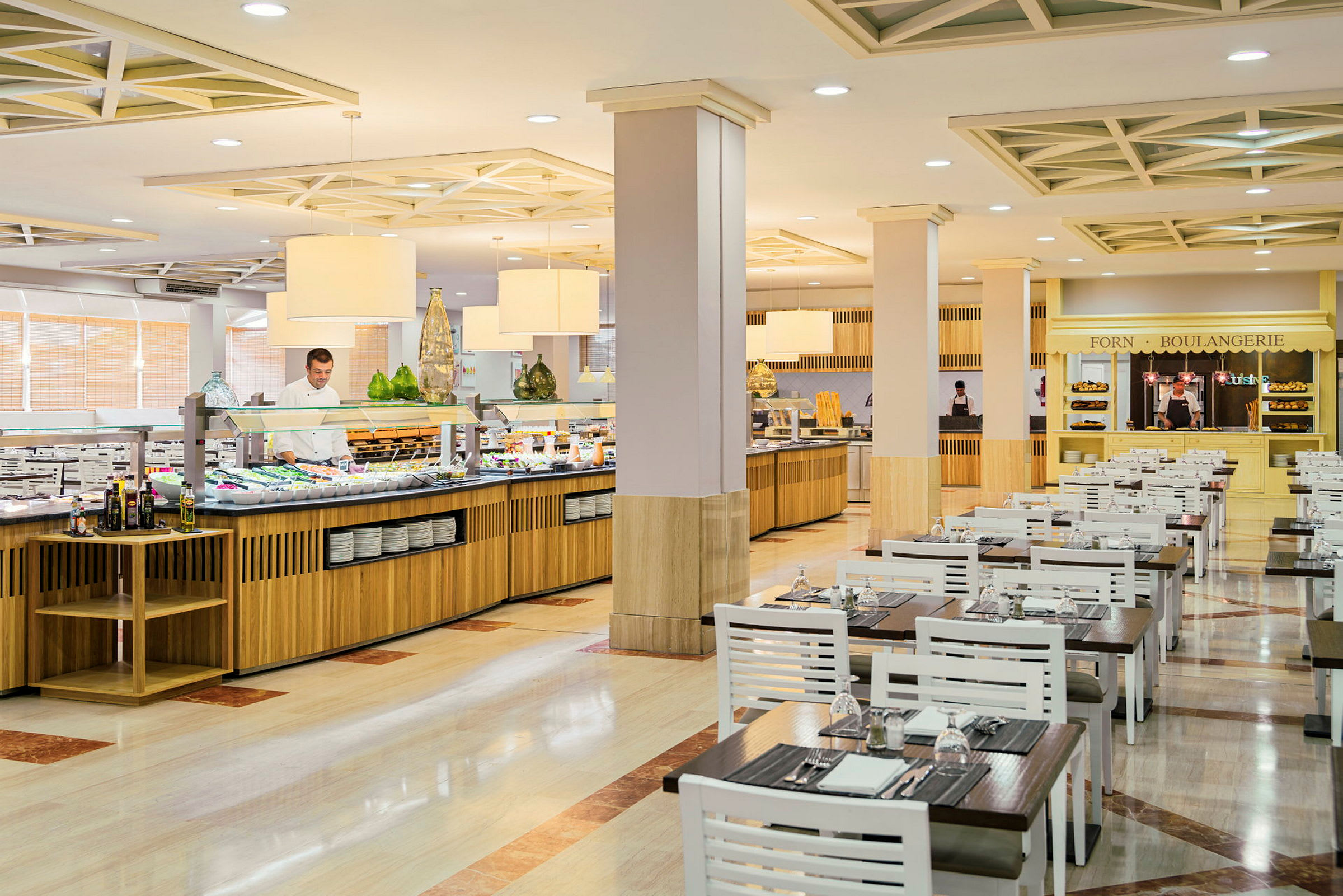 Bilde av en restaurant med buffet og sitteplasser. (AI-generert tekst)